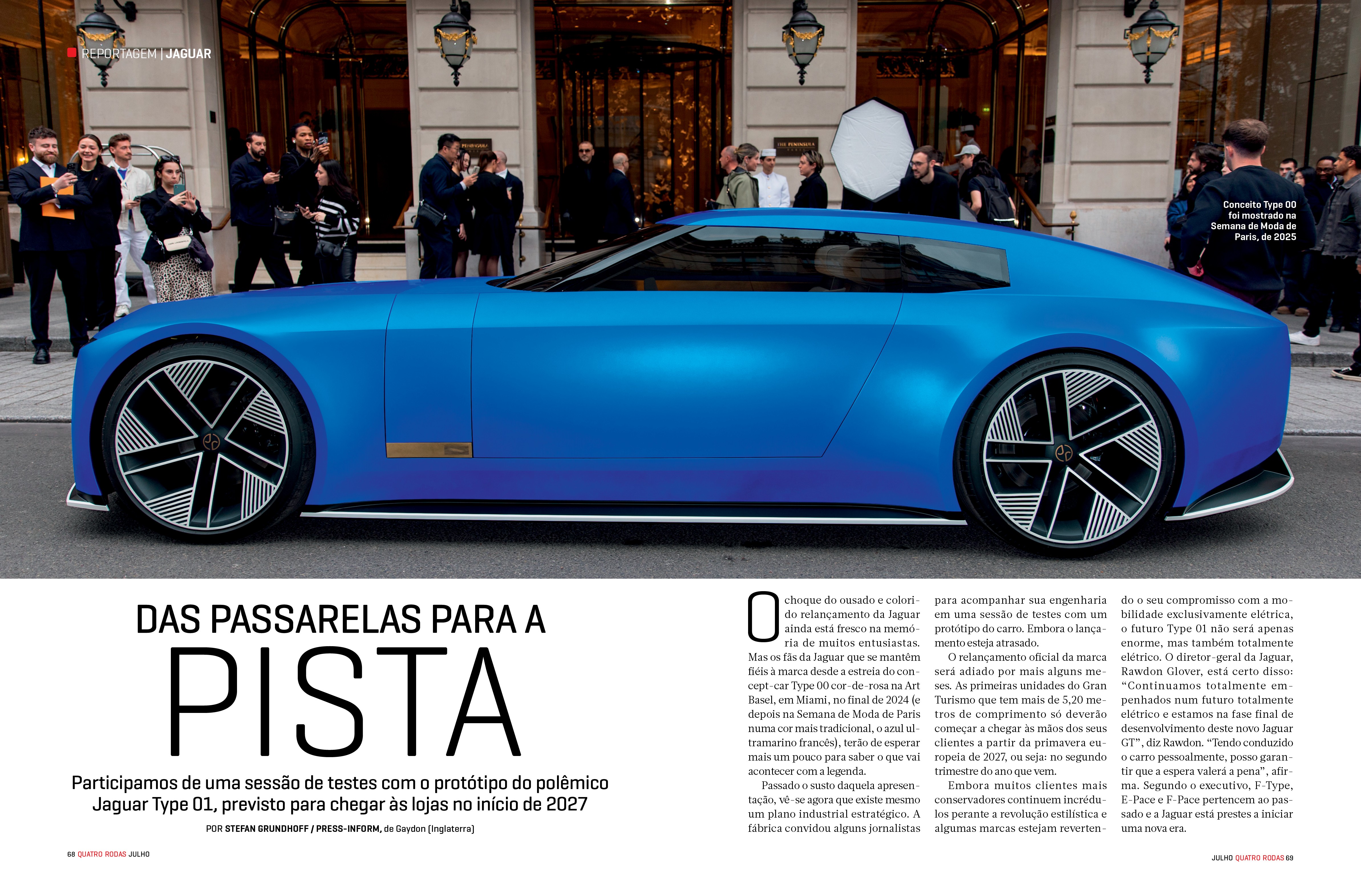 Carro esportivo azul met&aacute;lico, prot&oacute;tipo Jaguar Type 01, estacionado em frente a um pr&eacute;dio cl&aacute;ssico com pessoas ao redor, algumas fotografando. O ve&iacute;culo tem rodas grandes com design geom&eacute;trico em preto e prata. O t&iacute;tulo DAS PASSARELAS PARA A PISTA e texto sobre testes do prot&oacute;tipo est&atilde;o abaixo