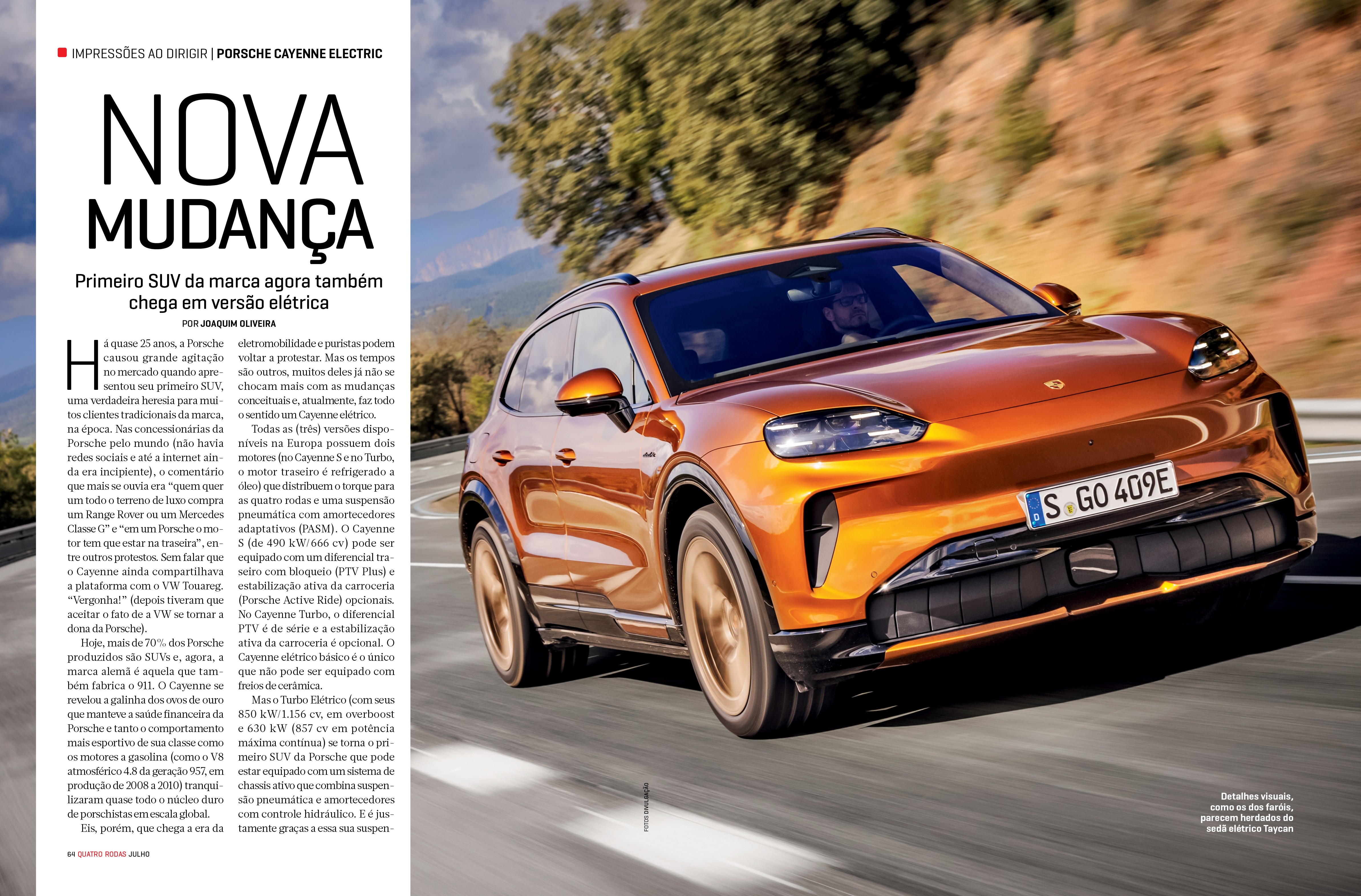 SUV Porsche Cayenne el&eacute;trico laranja met&aacute;lico em movimento, visto de frente e lateralmente, com a placa S GO 409E, em uma estrada sinuosa com vegeta&ccedil;&atilde;o ao fundo