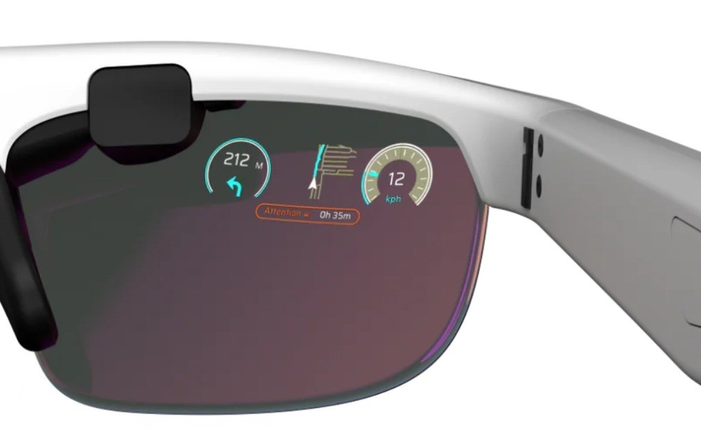 &Oacute;culos inteligentes brancos com lentes escuras exibindo informa&ccedil;&otilde;es digitais: seta para a esquerda e 212 metros, um gr&aacute;fico de barras e 12 km/h, e um aviso de 0h 35m