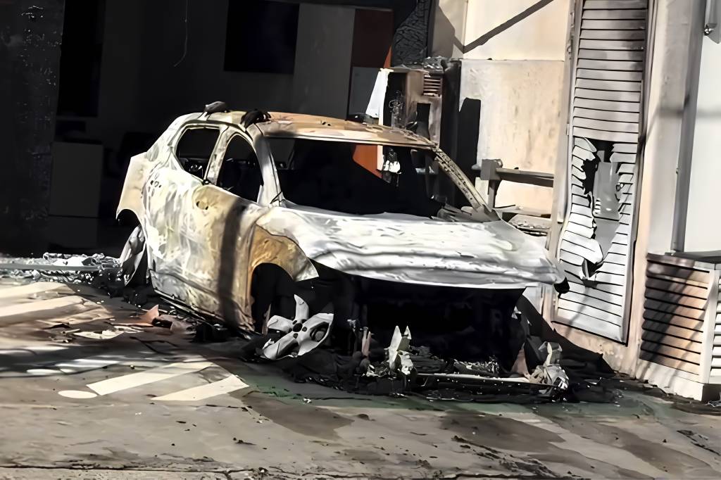 Volvo EX30 que pegou fogo no Rio de Janeiro estava com recall da bateria pendente
