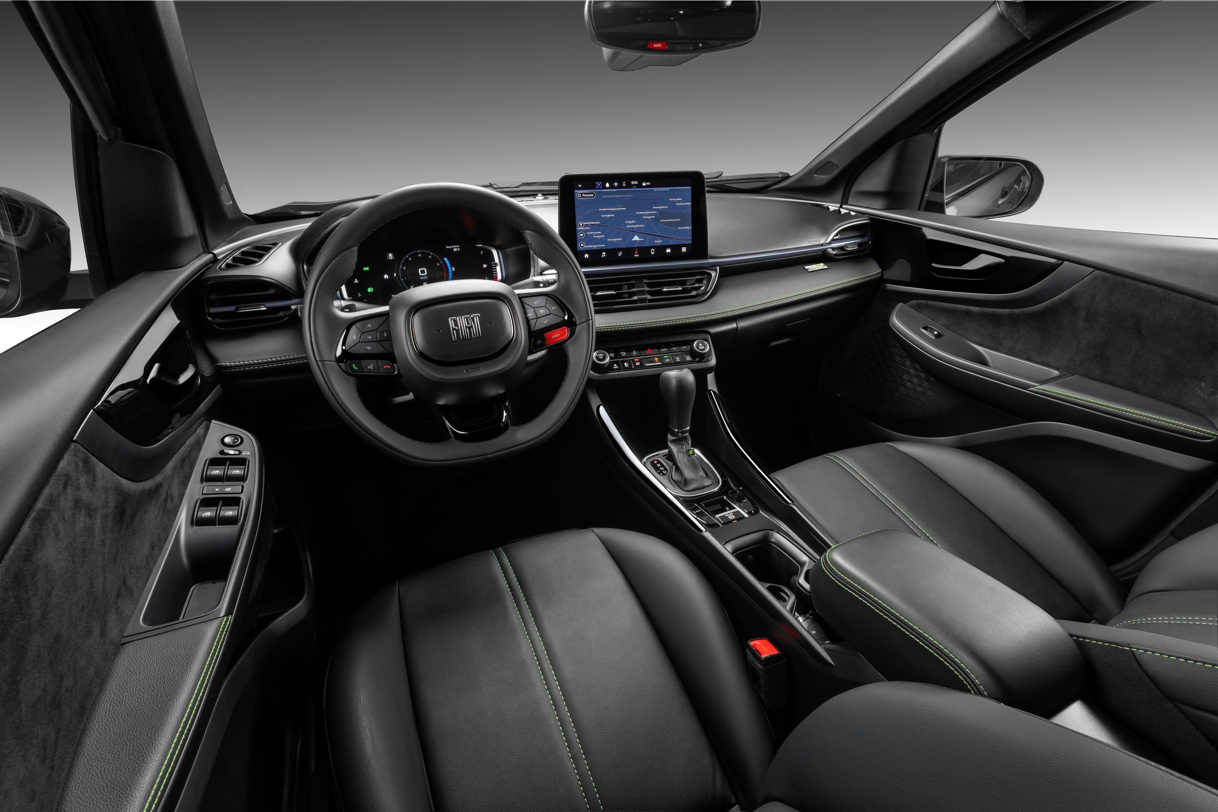 Interior de um carro moderno com bancos de couro pretos e costuras verdes. Volante multifuncional, painel digital e tela multim&iacute;dia central exibindo um mapa. C&acirc;mbio autom&aacute;tico e console central com porta-copos.