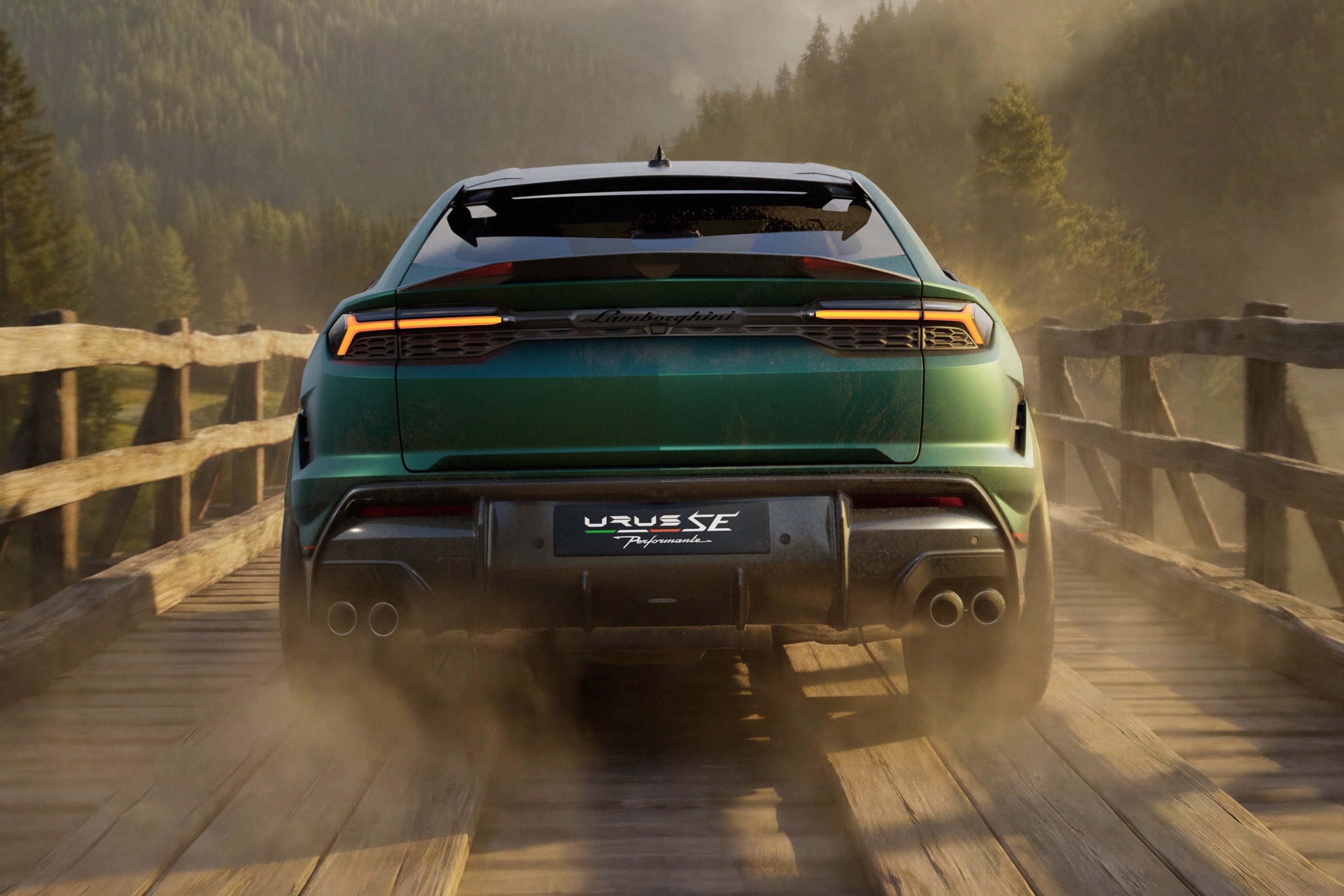 Traseira de um Lamborghini Urus SE verde escuro, com lanternas acesas, levantando poeira ao atravessar uma ponte de madeira r&uacute;stica. Ao fundo, montanhas arborizadas sob um c&eacute;u claro