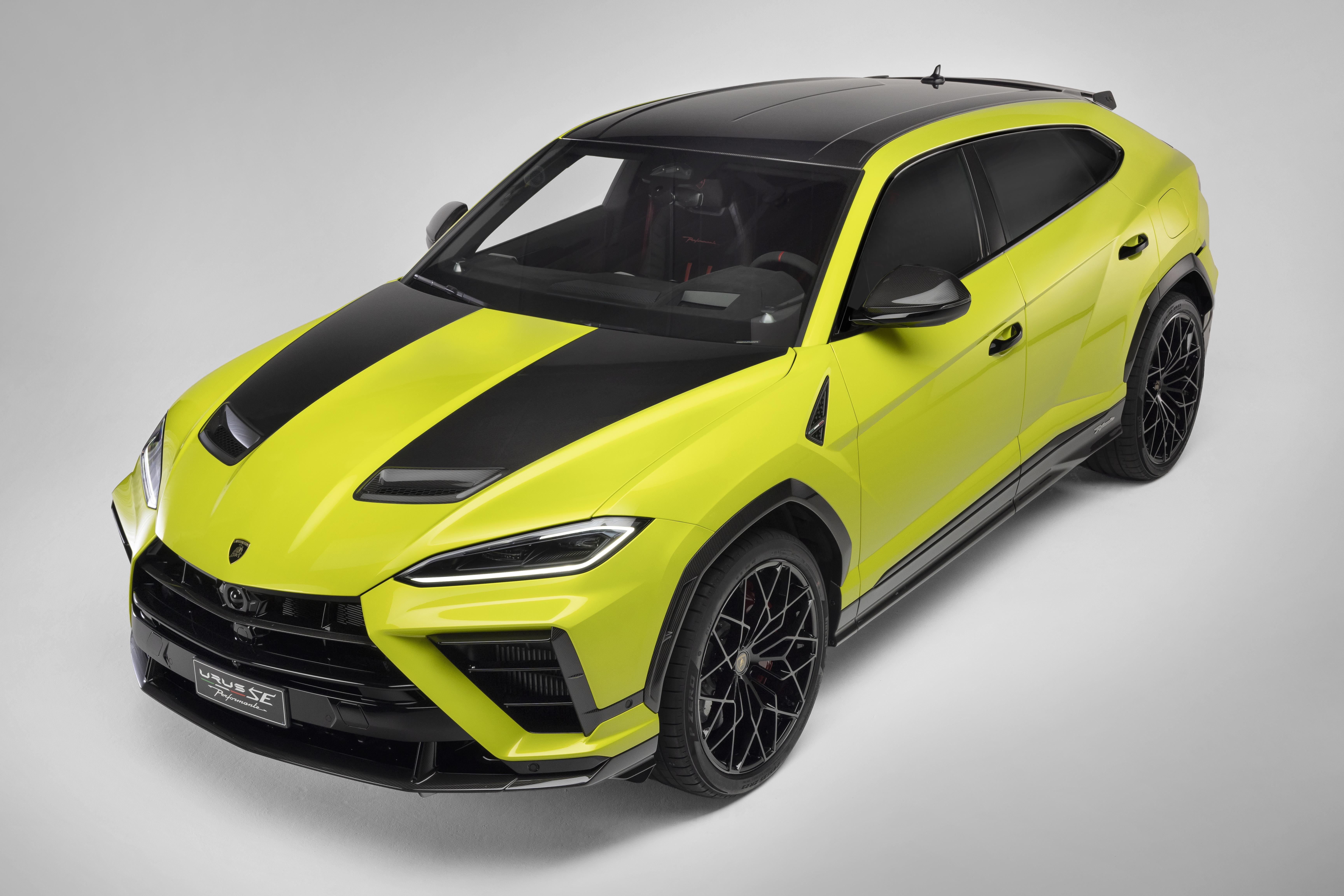 SUV Lamborghini Urus amarelo-lim&atilde;o com faixas pretas no cap&ocirc; e teto, rodas pretas, visto de cima em &acirc;ngulo, sobre fundo branco