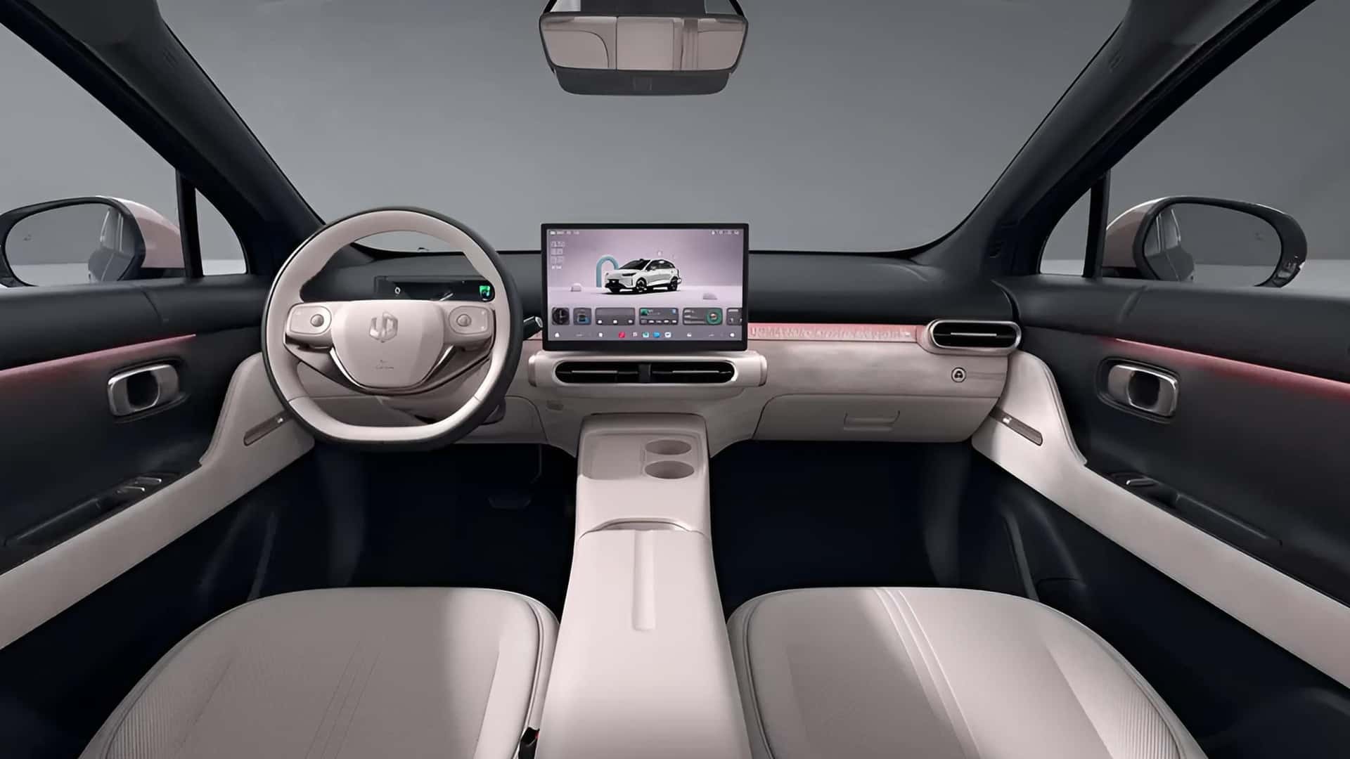 Interior de um carro moderno com volante branco, painel claro e uma tela central exibindo um ve&iacute;culo branco. Bancos dianteiros claros e detalhes em ilumina&ccedil;&atilde;o ambiente avermelhada nas portas.