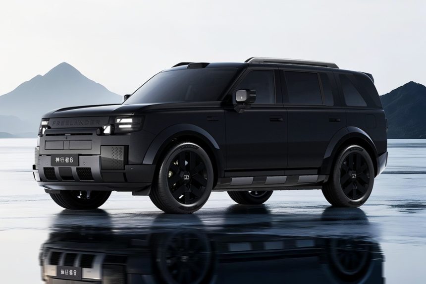 SUV preto robusto, com design quadrado e far&oacute;is retangulares, parado em uma superf&iacute;cie molhada que reflete sua imagem. Ao fundo, montanhas escuras e um c&eacute;u claro. O ve&iacute;culo tem rodas pretas e estribos laterais prateados. Na grade frontal, a inscri&ccedil;&atilde;o FREELANDER e, abaixo, 神行者8.