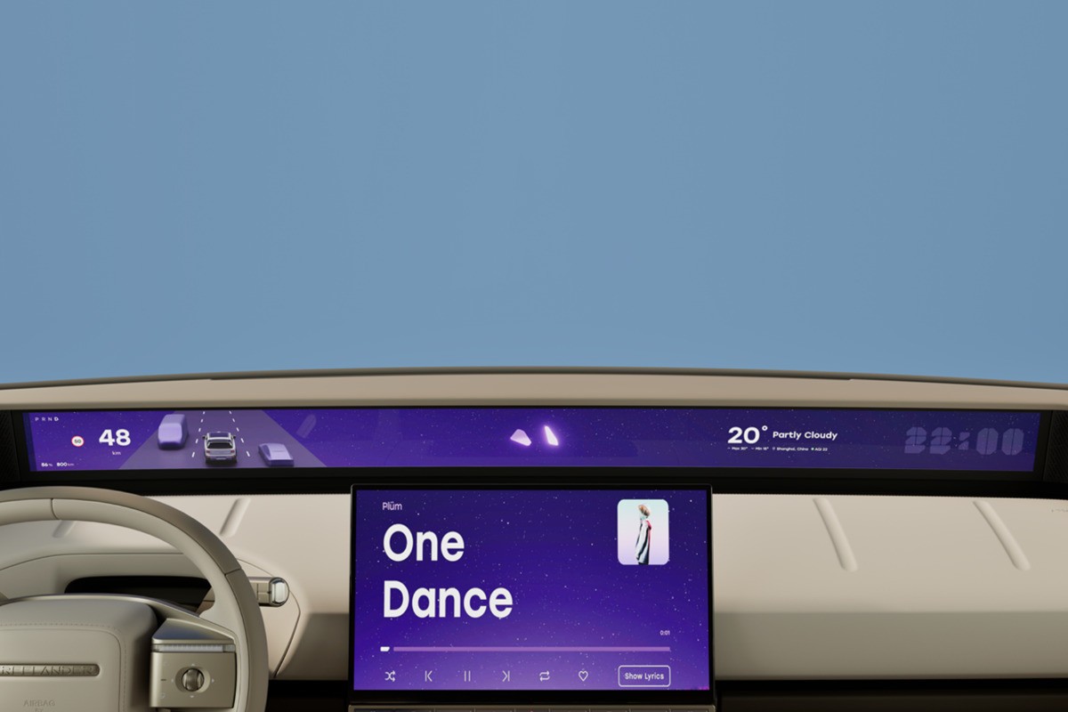 Painel de carro futurista com volante branco e telas digitais. A tela superior exibe 48 km/h, carros na estrada, temperatura de 20 graus, parcialmente nublado e 22:00. A tela central mostra a m&uacute;sica One Dance em fundo roxo estrelado