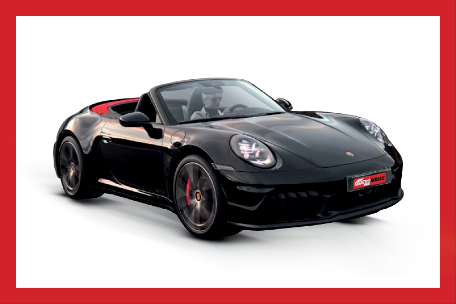 Carro esportivo Porsche 911 preto convers&iacute;vel com capota abaixada, visto de frente e lateral, com um motorista ao volante, em fundo branco