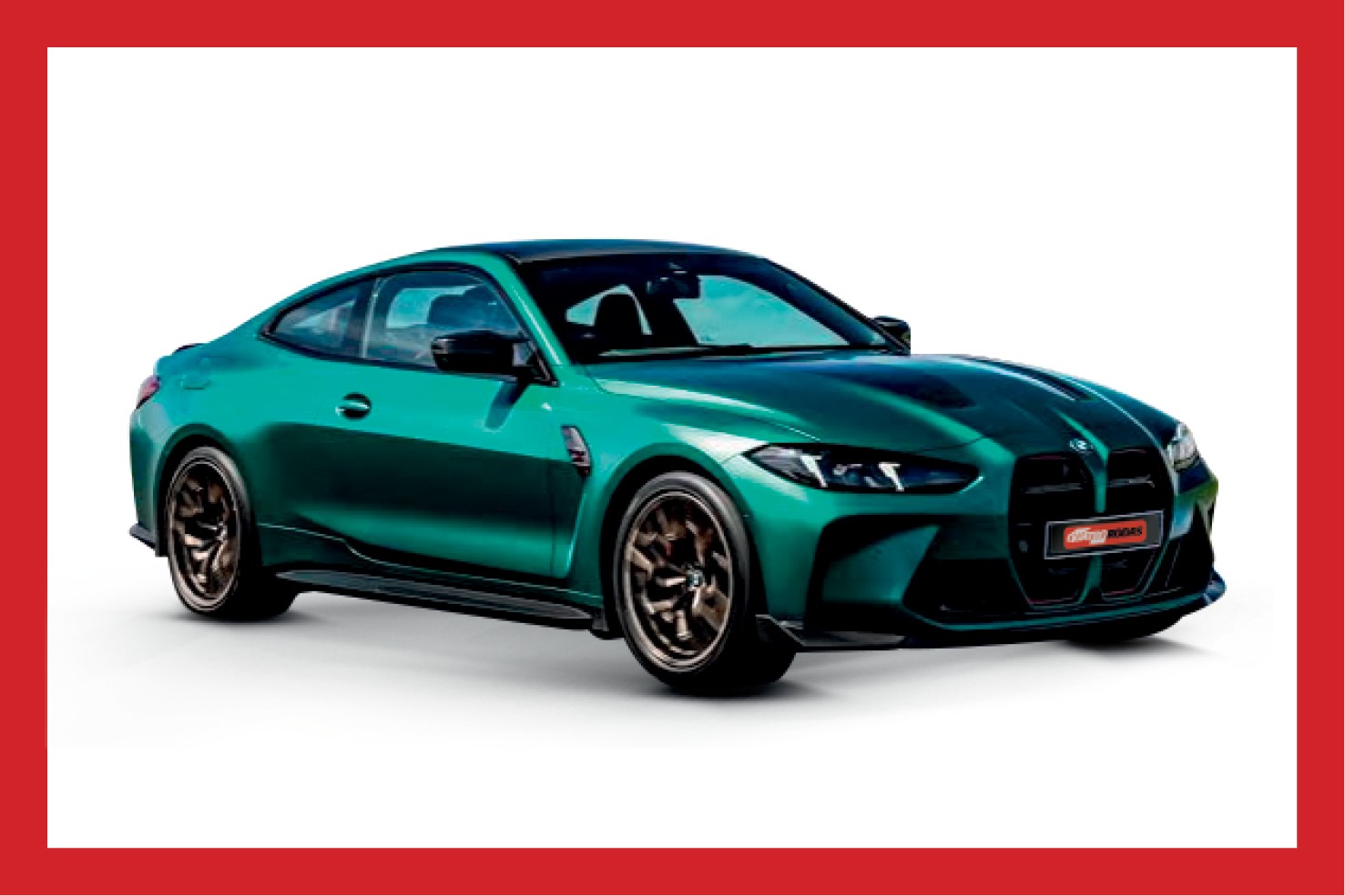 Carro esportivo BMW M4 Coup&eacute; verde-azulado met&aacute;lico, visto de frente e lateralmente, com rodas escuras e detalhes pretos, em fundo branco