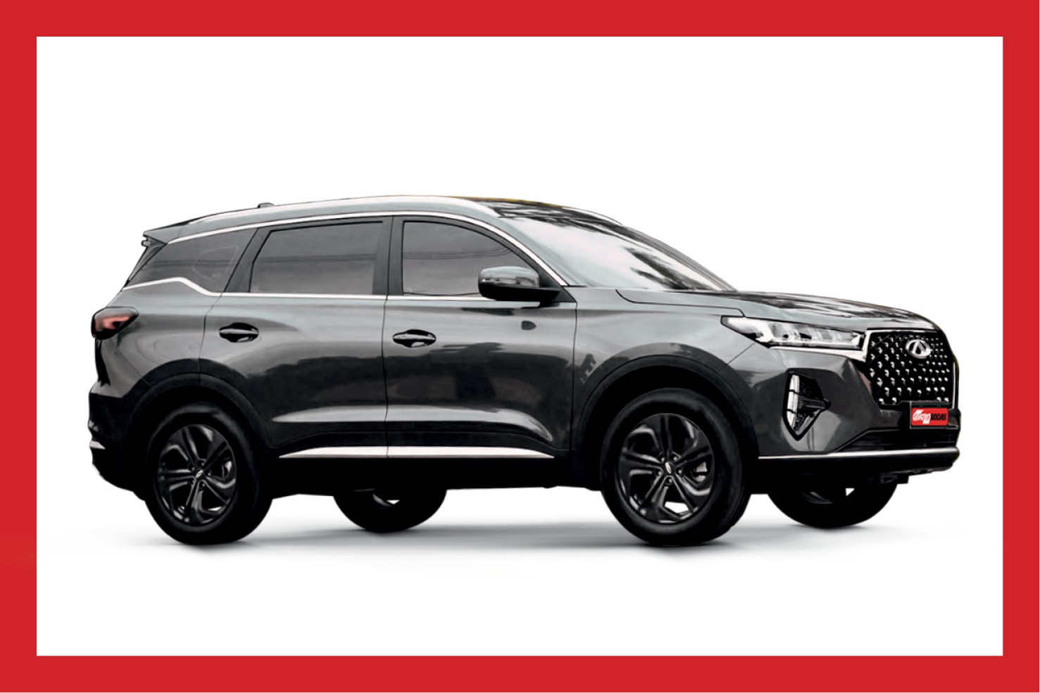 SUV Chery Tiggo 7 Pro cinza escuro, visto de perfil, com rodas pretas e detalhes cromados, em fundo branco