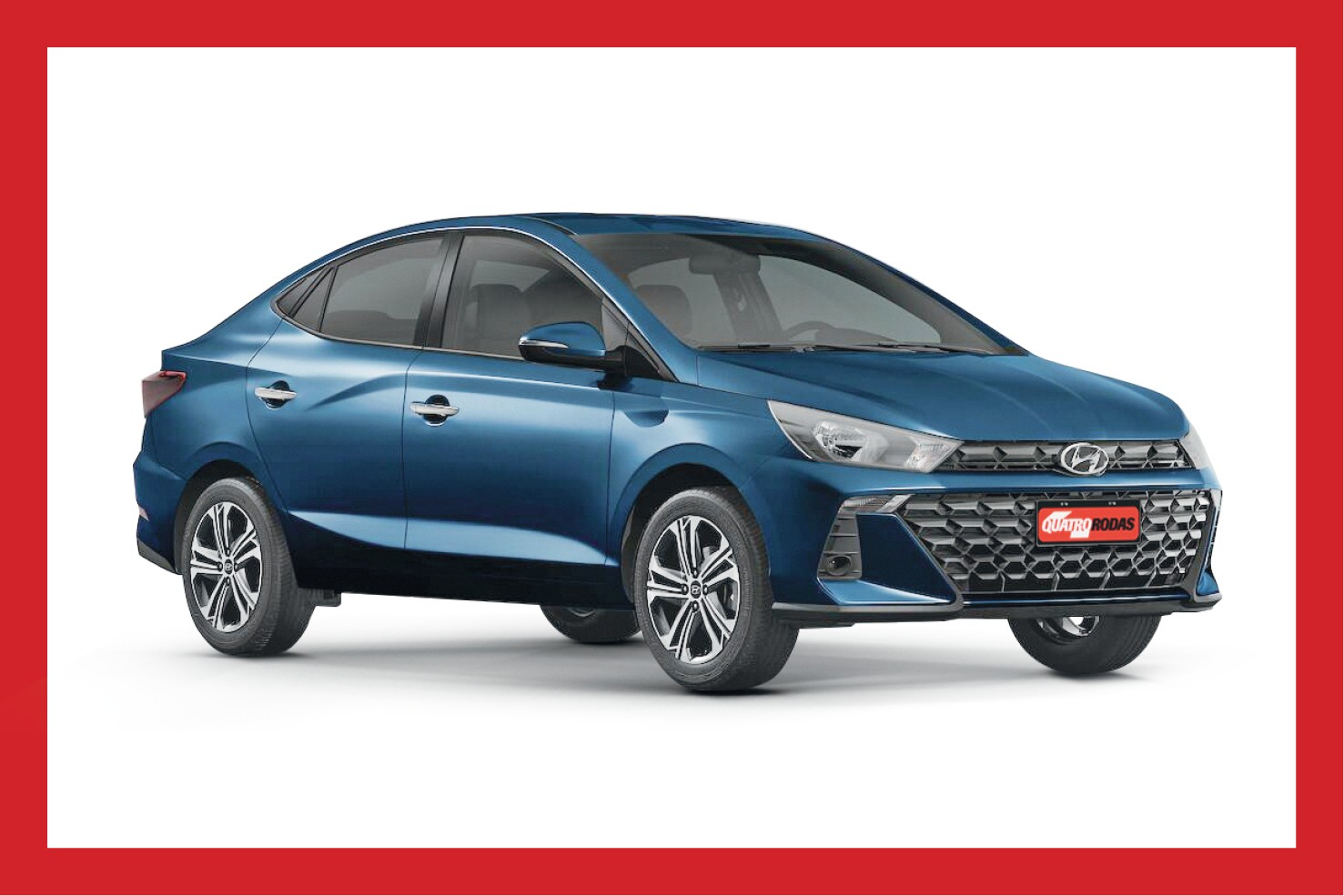Carro Hyundai HB20S azul-met&aacute;lico, modelo sedan, visto de frente e lateralmente, com rodas de liga leve e grade frontal escura em padr&atilde;o geom&eacute;trico, sobre fundo branco