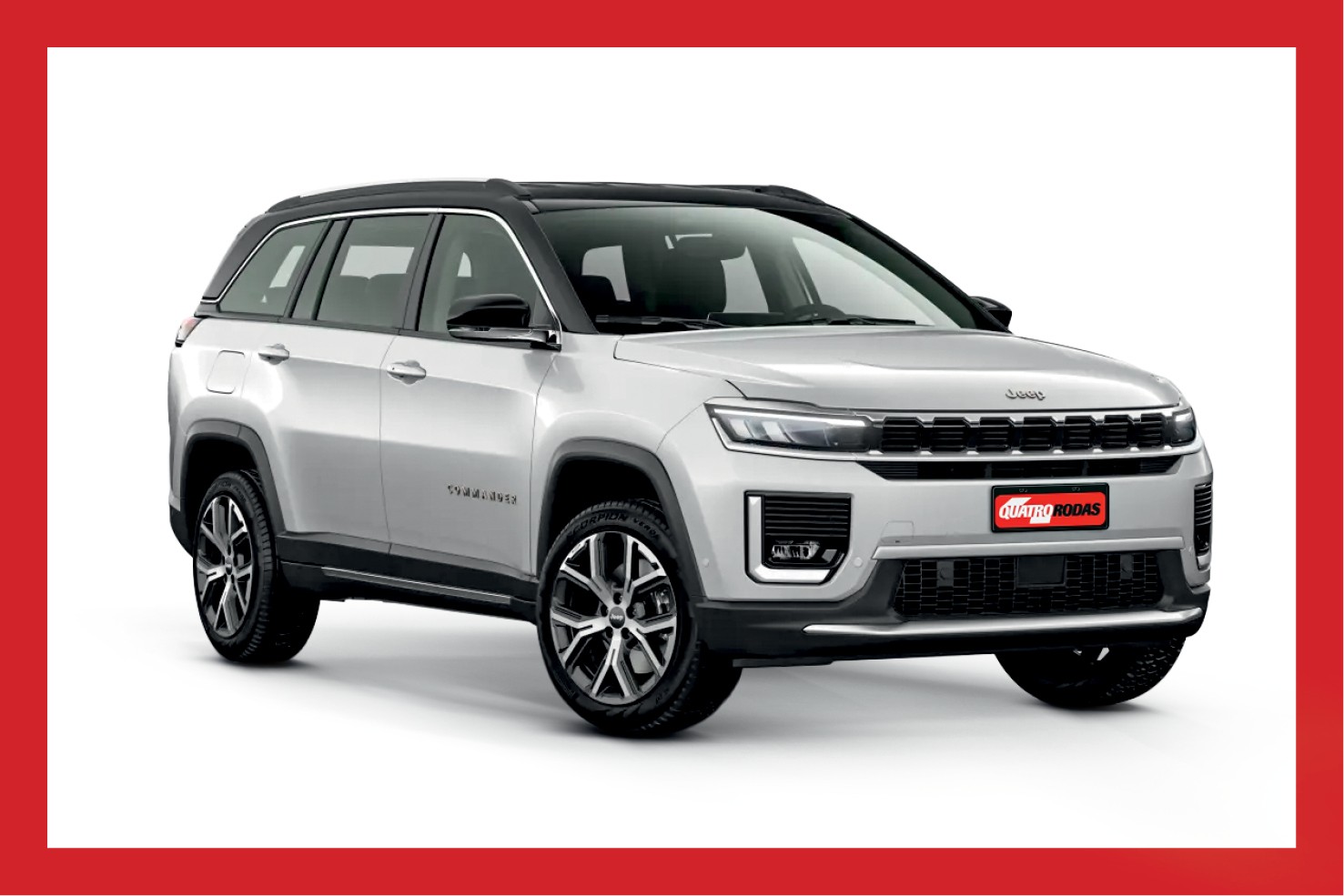 SUV Jeep Commander prateado com teto preto, visto de frente e lateral, em fundo branco. A grade frontal tem sete fendas horizontais e a placa vermelha exibe QUATRO RODAS