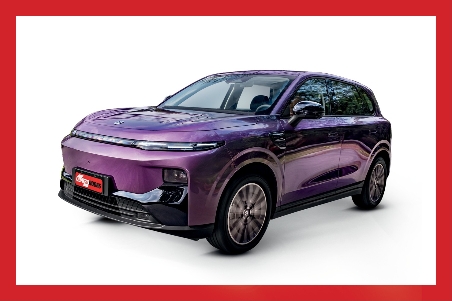 SUV el&eacute;trico roxo escuro com detalhes pretos e cromados, visto de frente e lateral, sobre fundo branco