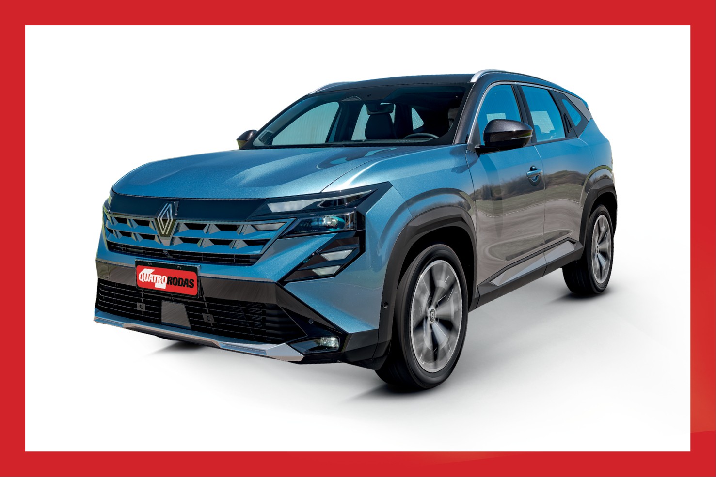 SUV Renault Austral azul-claro, com teto e detalhes pretos, visto de frente e lateral, sobre fundo branco. A grade frontal tem o logo da Renault e uma placa vermelha com QUATRO RODAS em branco. As rodas est&atilde;o em movimento, com raios borrados