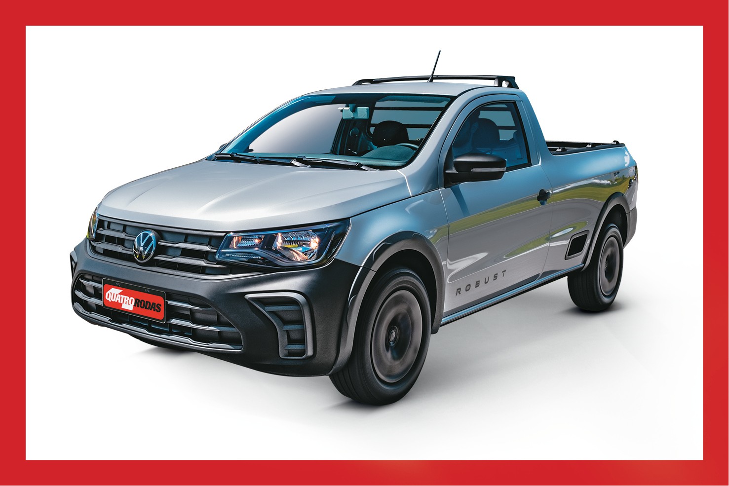Picape Volkswagen Saveiro Robust cinza-clara, vista em &acirc;ngulo frontal-lateral, com detalhes em preto fosco no para-choque e para-lamas, sobre fundo branco