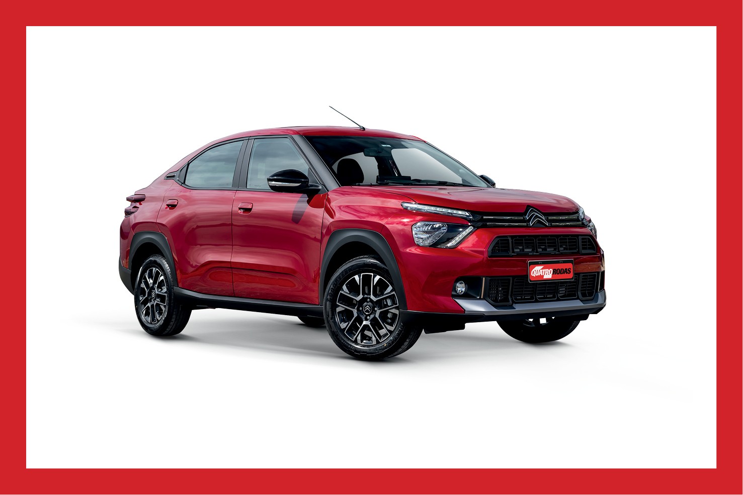 Carro Citro&euml;n C4 Cactus vermelho, modelo SUV cup&ecirc;, visto de frente e lateralmente, com detalhes pretos nas rodas e para-lamas, em fundo branco