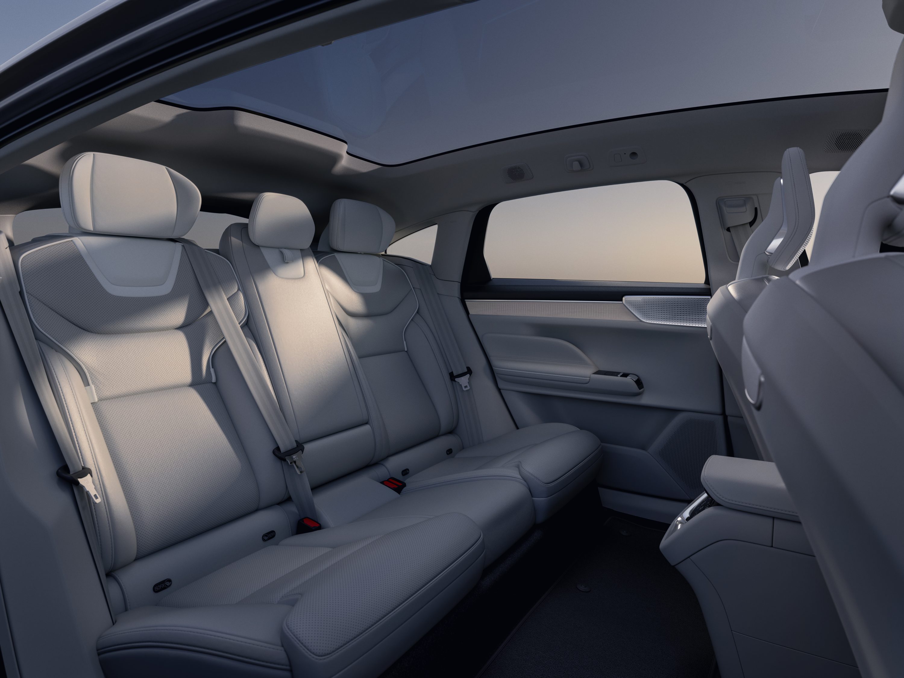 Interior de um carro moderno com bancos traseiros de couro cinza-claro, cintos de seguran&ccedil;a vis&iacute;veis e teto solar panor&acirc;mico. A luz do sol incide sobre os assentos, criando sombras. A janela lateral exibe um c&eacute;u claro e horizonte distante