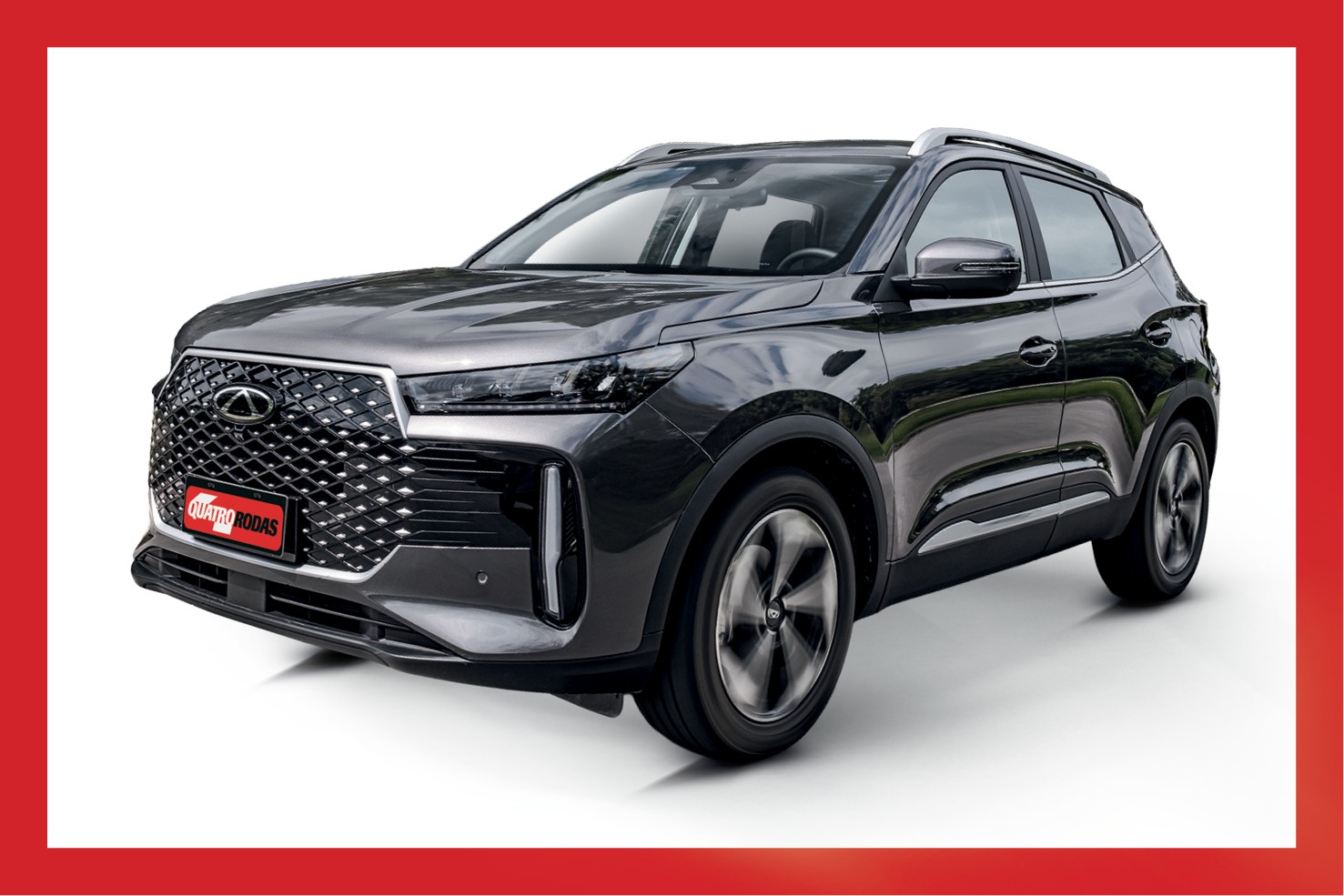 SUV Chery Tiggo 7 Pro Max cinza escuro, visto de frente e levemente de lado, com grade frontal cromada e far&oacute;is afilados, sobre fundo branco e borda vermelha