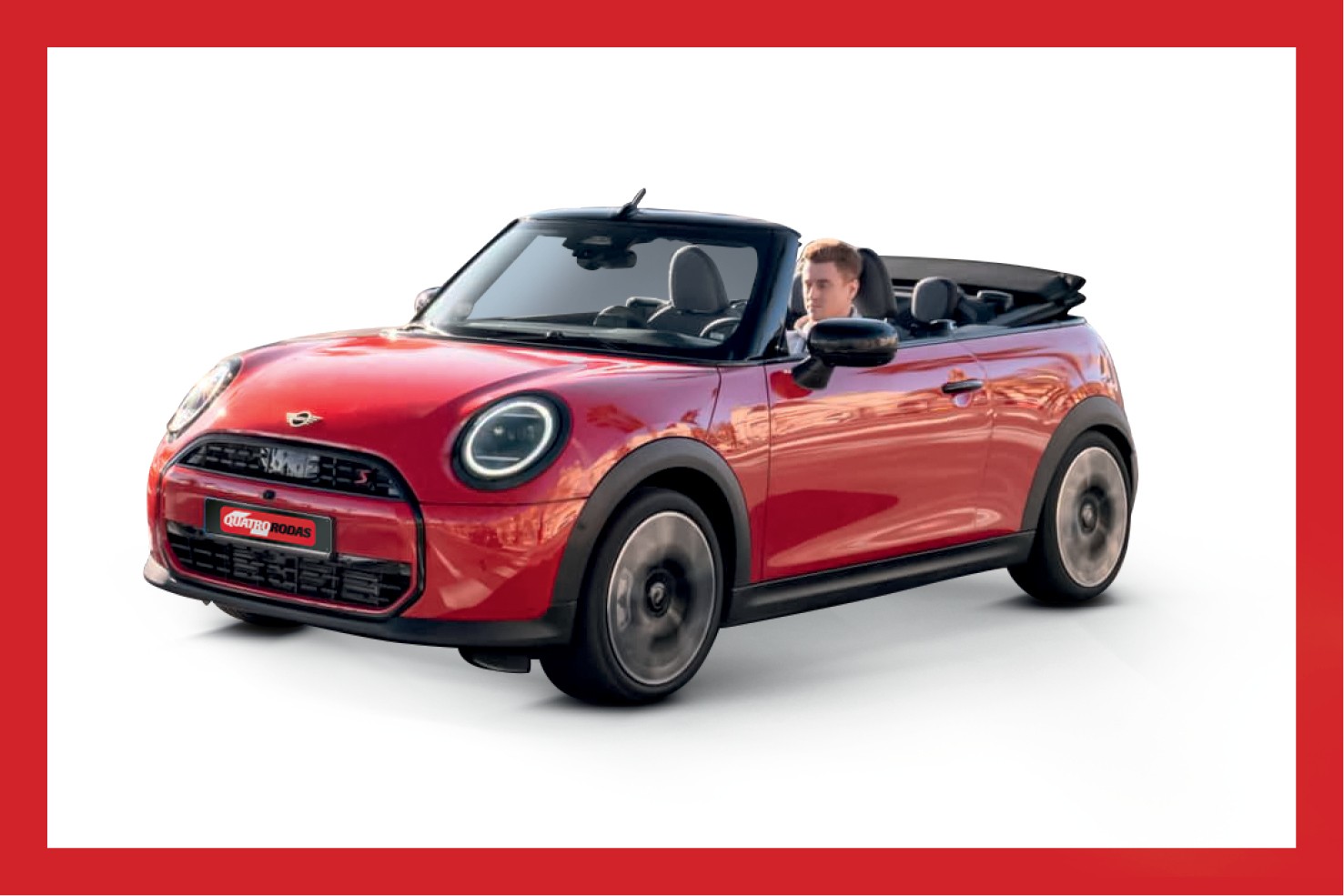 Homem de cabelo claro dirigindo um carro Mini Cooper convers&iacute;vel vermelho, com capota abaixada, em movimento, sobre fundo branco