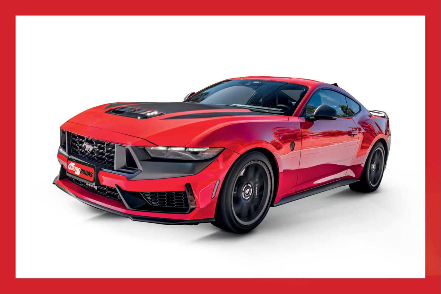 Carro esportivo vermelho, modelo Ford Mustang, visto de frente e lateralmente, com cap&ocirc; preto e detalhes aerodin&acirc;micos, sobre fundo branco