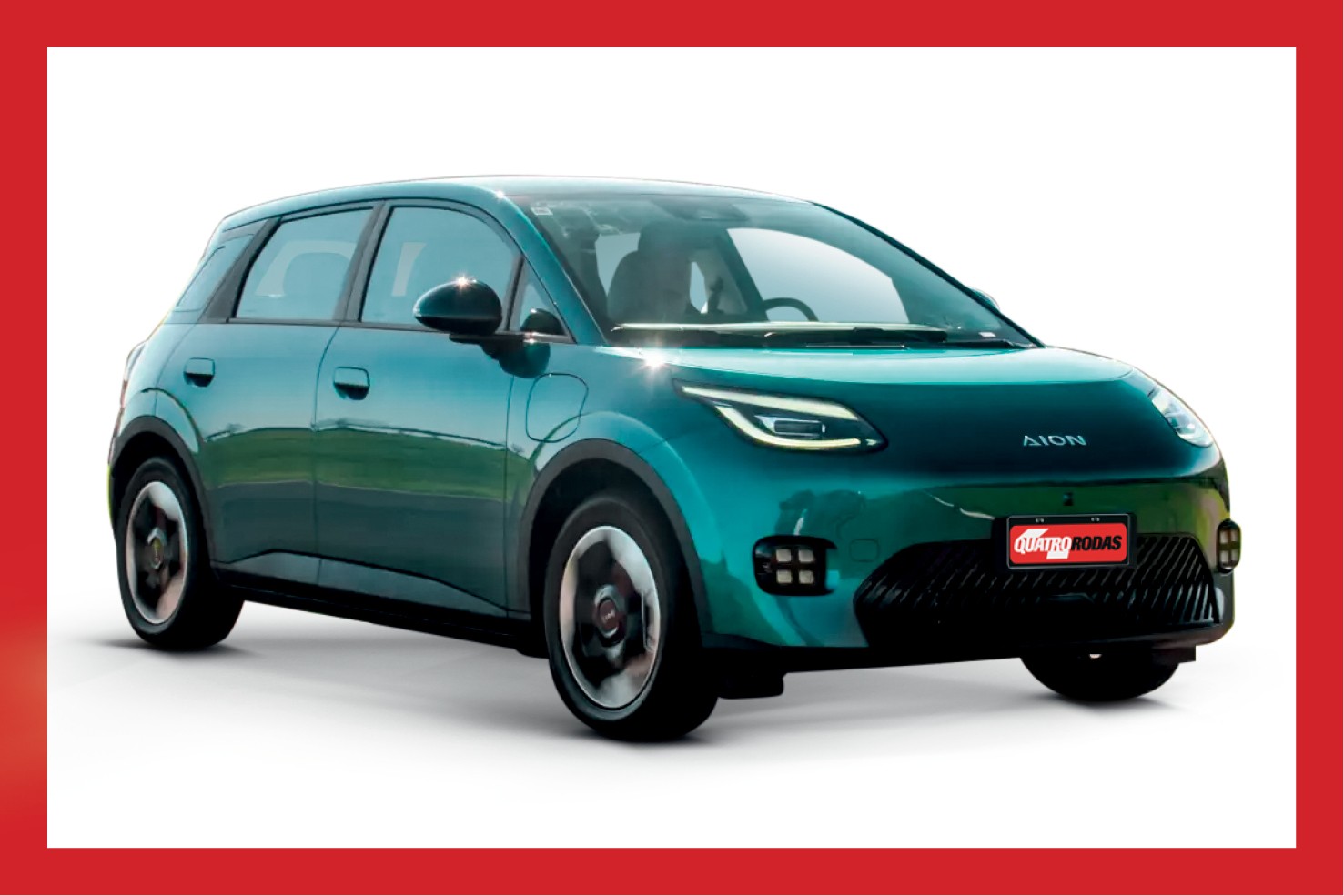 Carro el&eacute;trico Aion Y Plus verde-azulado, visto de frente e lateralmente, com far&oacute;is acesos e placa Quatro Rodas na frente, sobre fundo branco