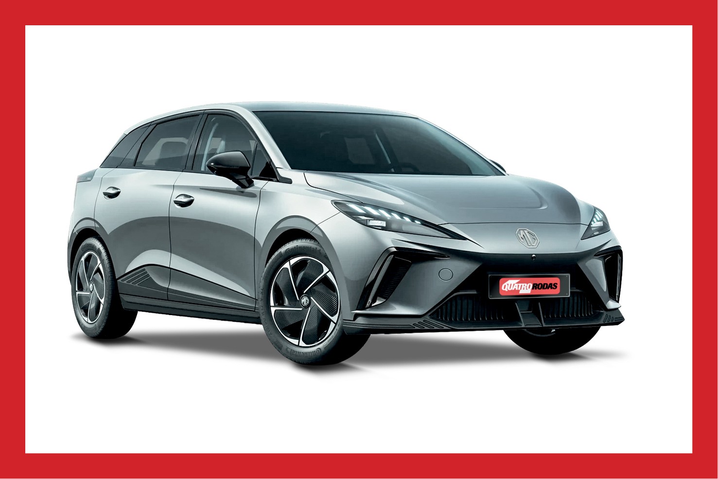 Carro cinza prateado, modelo hatch, com design moderno e esportivo, em fundo branco. O ve&iacute;culo tem far&oacute;is afilados com luzes diurnas em LED, grade frontal escura e rodas com detalhes pretos e prateados. O logotipo da Quatro Rodas aparece na parte inferior do para-choque.