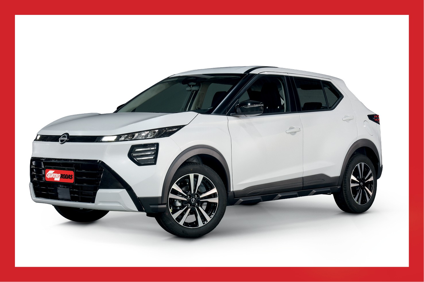 SUV branco com teto preto, visto de frente e lateral, sobre fundo branco. Possui far&oacute;is finos, grade frontal preta com logo Quatro Rodas em vermelho, rodas de liga leve bicolores e detalhes em pl&aacute;stico escuro nas caixas de roda e laterais