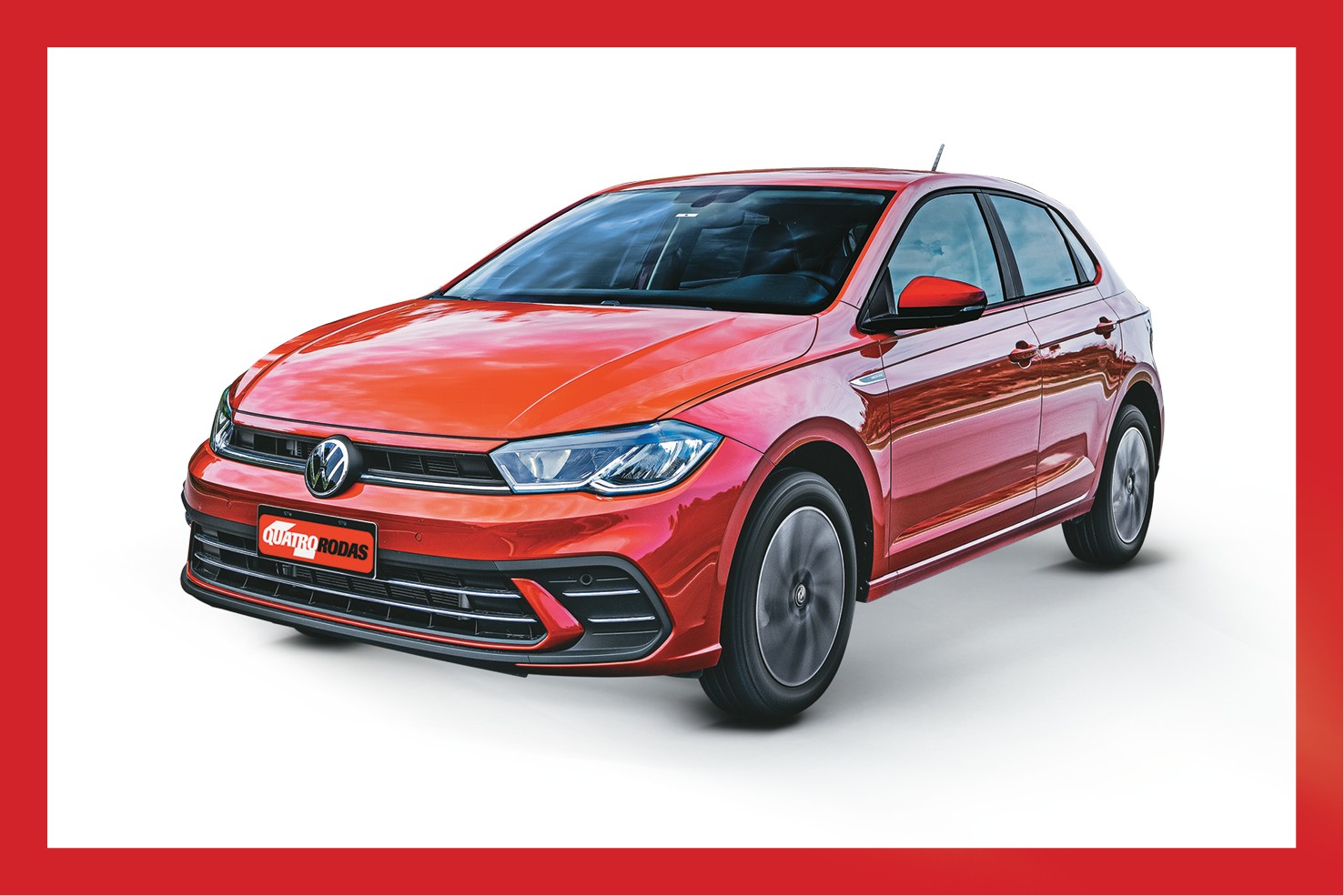 Carro Volkswagen Polo vermelho-alaranjado, modelo hatch, visto de frente e levemente de lado, com as rodas em movimento, sobre fundo branco