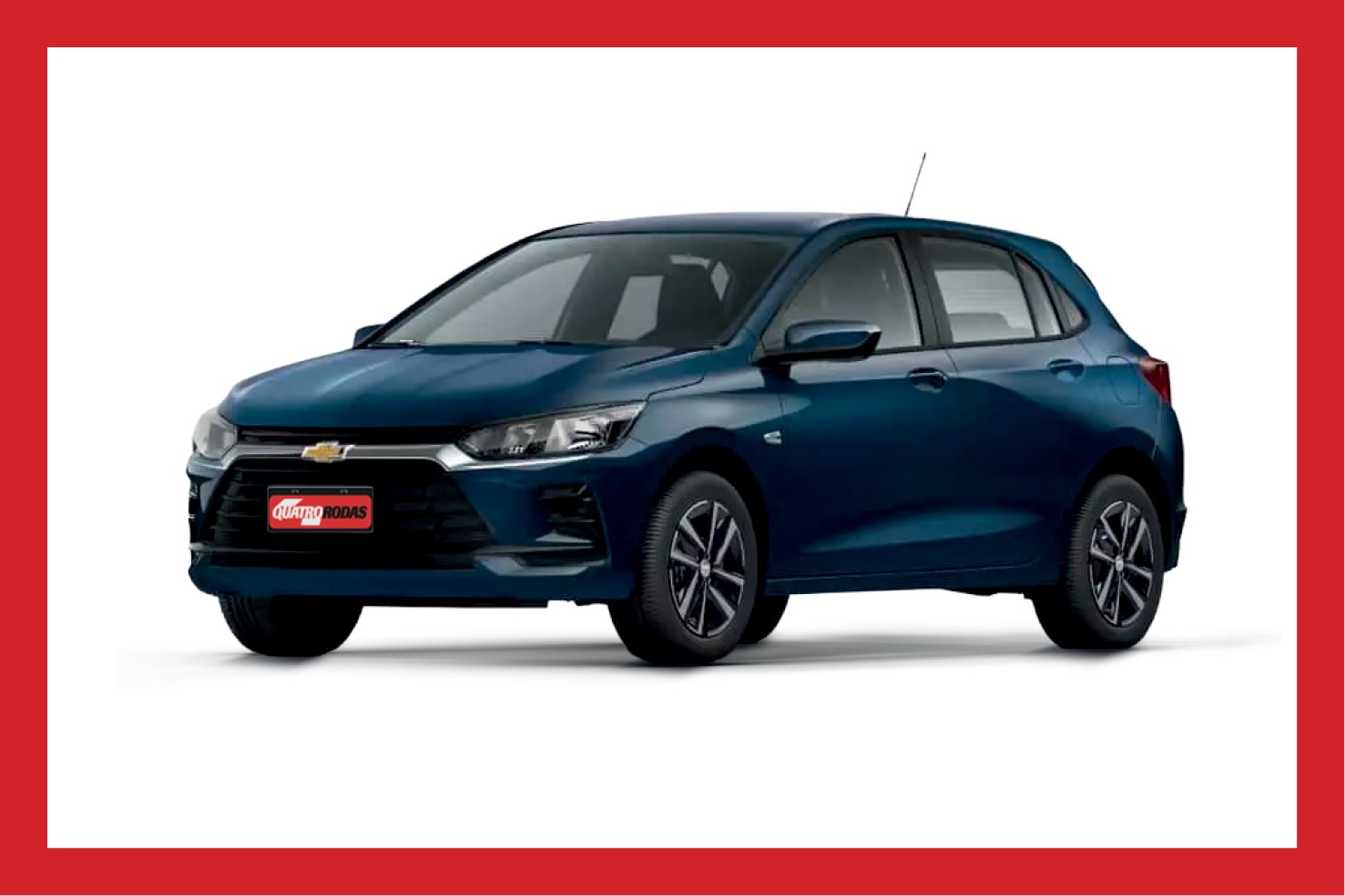 Carro Chevrolet Onix azul escuro, modelo hatch, visto de frente e lateral, com o logotipo Quatro Rodas na grade frontal, sobre fundo branco