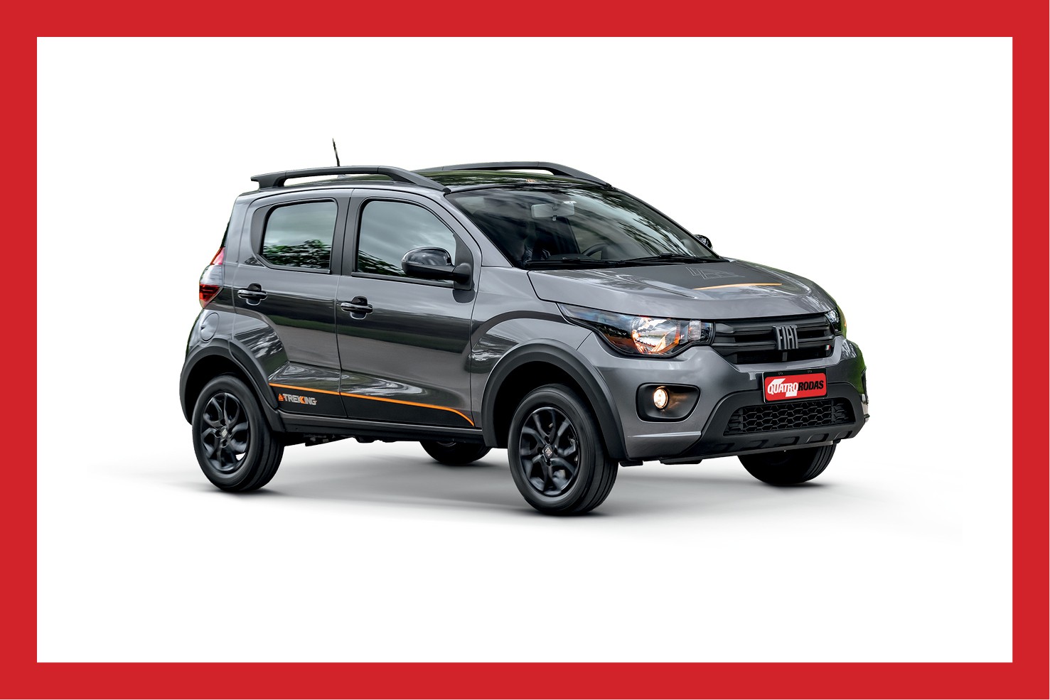 Carro Fiat Mobi Trekking cinza-escuro, visto de frente e lateral, com rack de teto preto, rodas escuras e detalhes laranja na lateral, sobre fundo branco