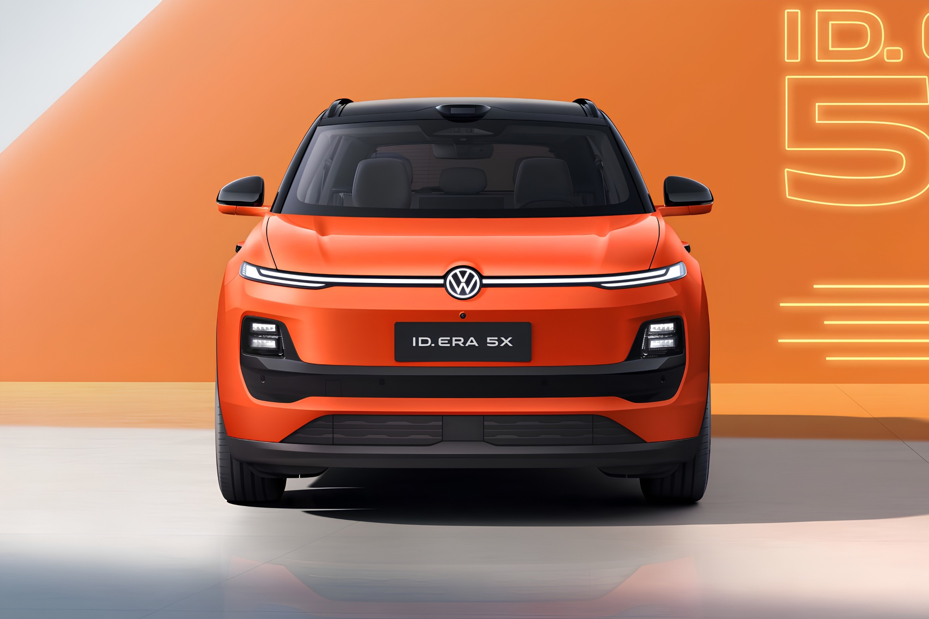 Carro el&eacute;trico Volkswagen ID.ERA SX laranja e preto, visto de frente, com far&oacute;is acesos e logotipo da marca no centro, sobre um fundo laranja com detalhes luminosos