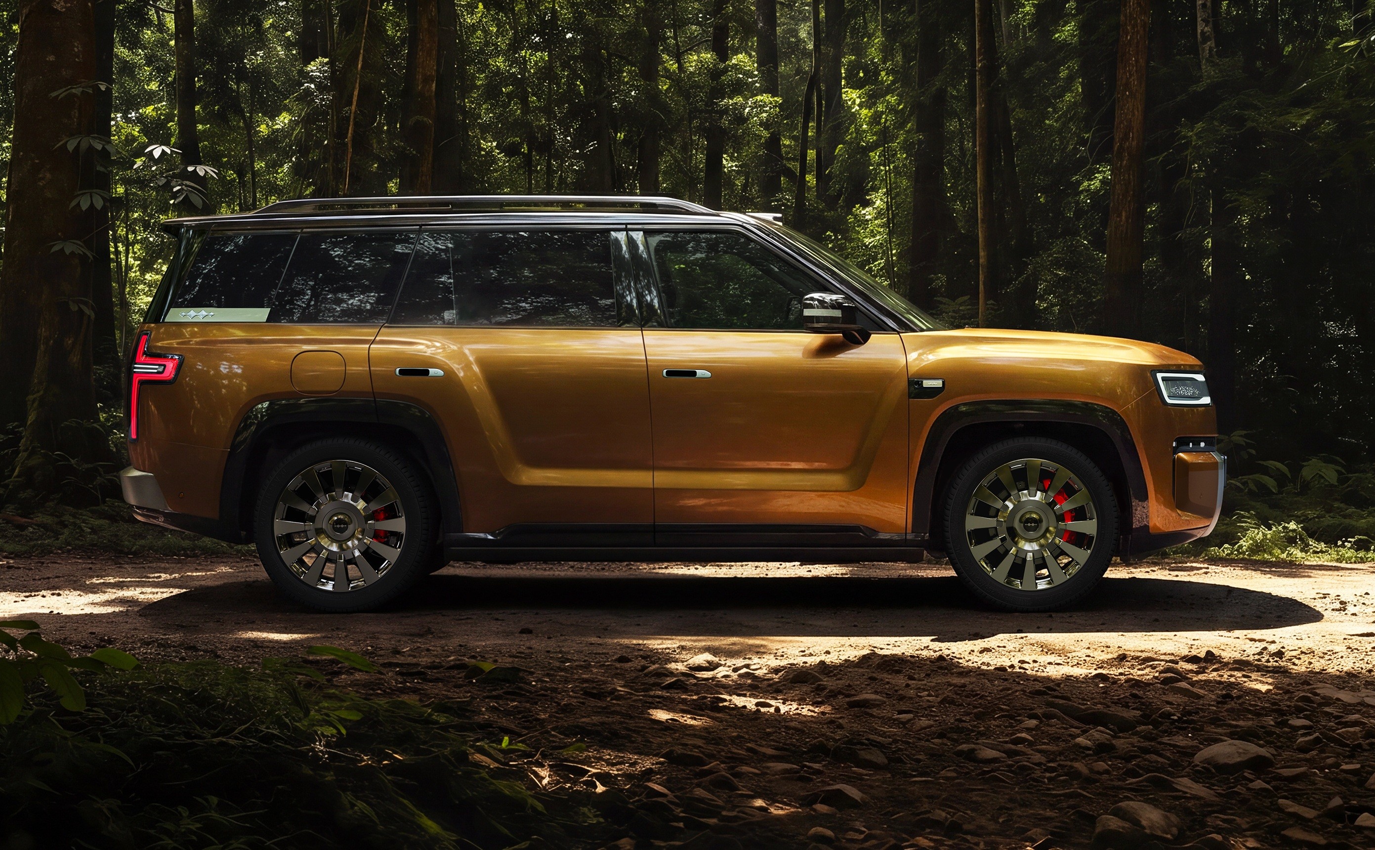 SUV laranja-bronze, com teto preto e rack de teto prateado, parado em uma estrada de terra sob a luz do sol, em meio a uma floresta densa com &aacute;rvores altas e folhagem escura