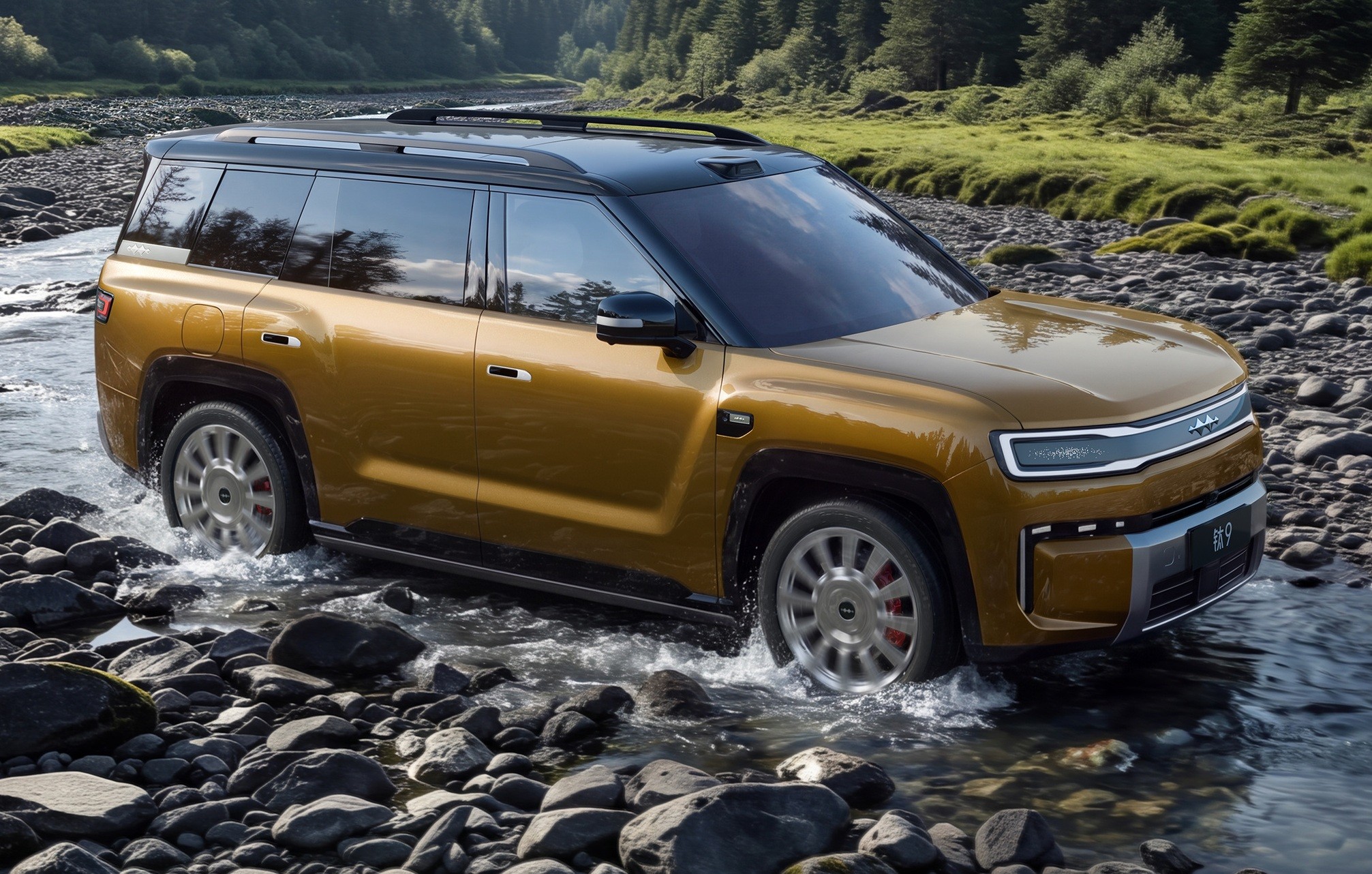SUV dourado com teto preto atravessando um rio raso de pedras, com &aacute;gua espirrando nas rodas. Ao fundo, vegeta&ccedil;&atilde;o verde e &aacute;rvores.