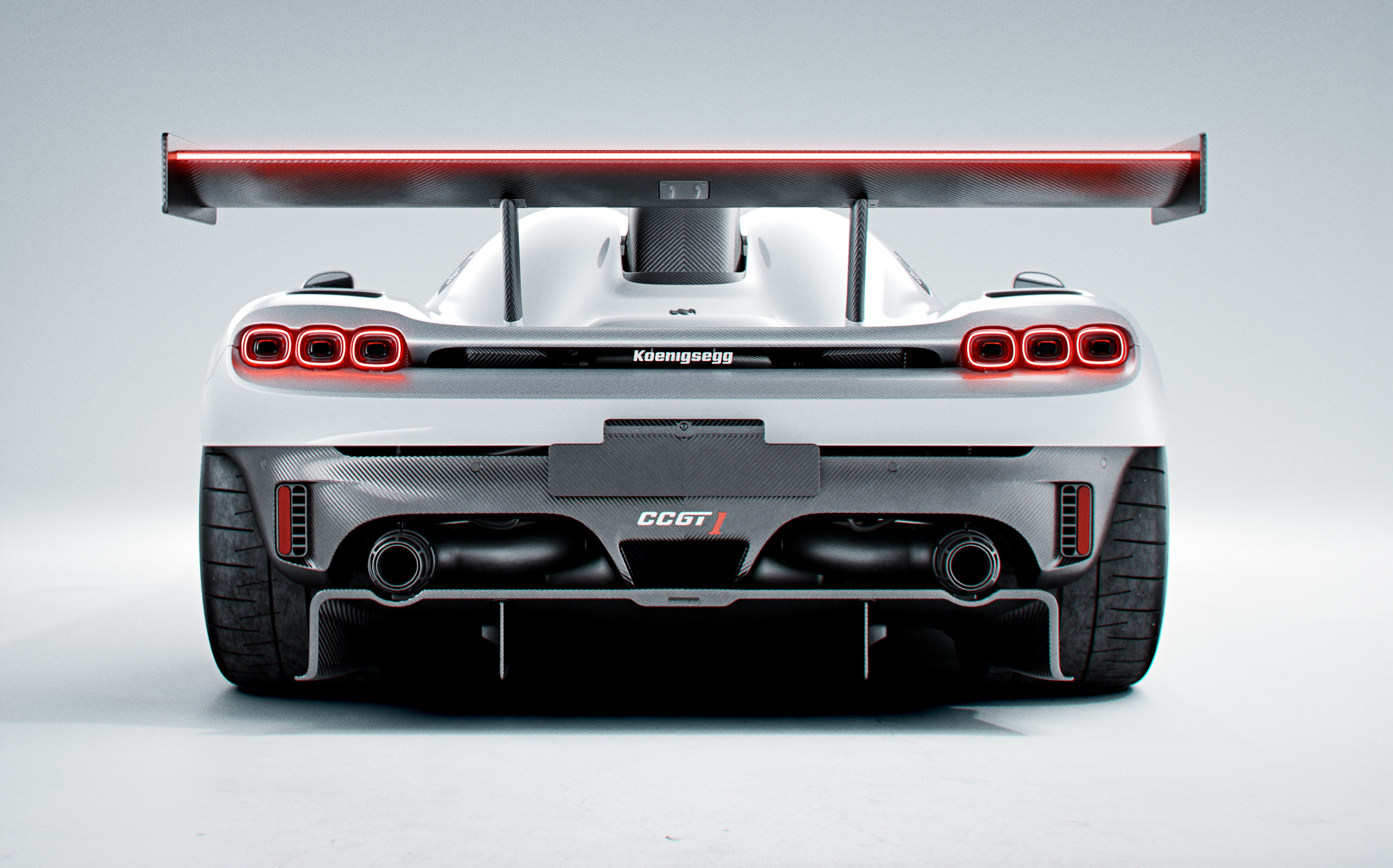 Traseira de um carro esportivo Koenigsegg CCGT branco, com aerof&oacute;lio e luzes de freio vermelhas acesas, escapamentos duplos e pneus largos, em fundo claro