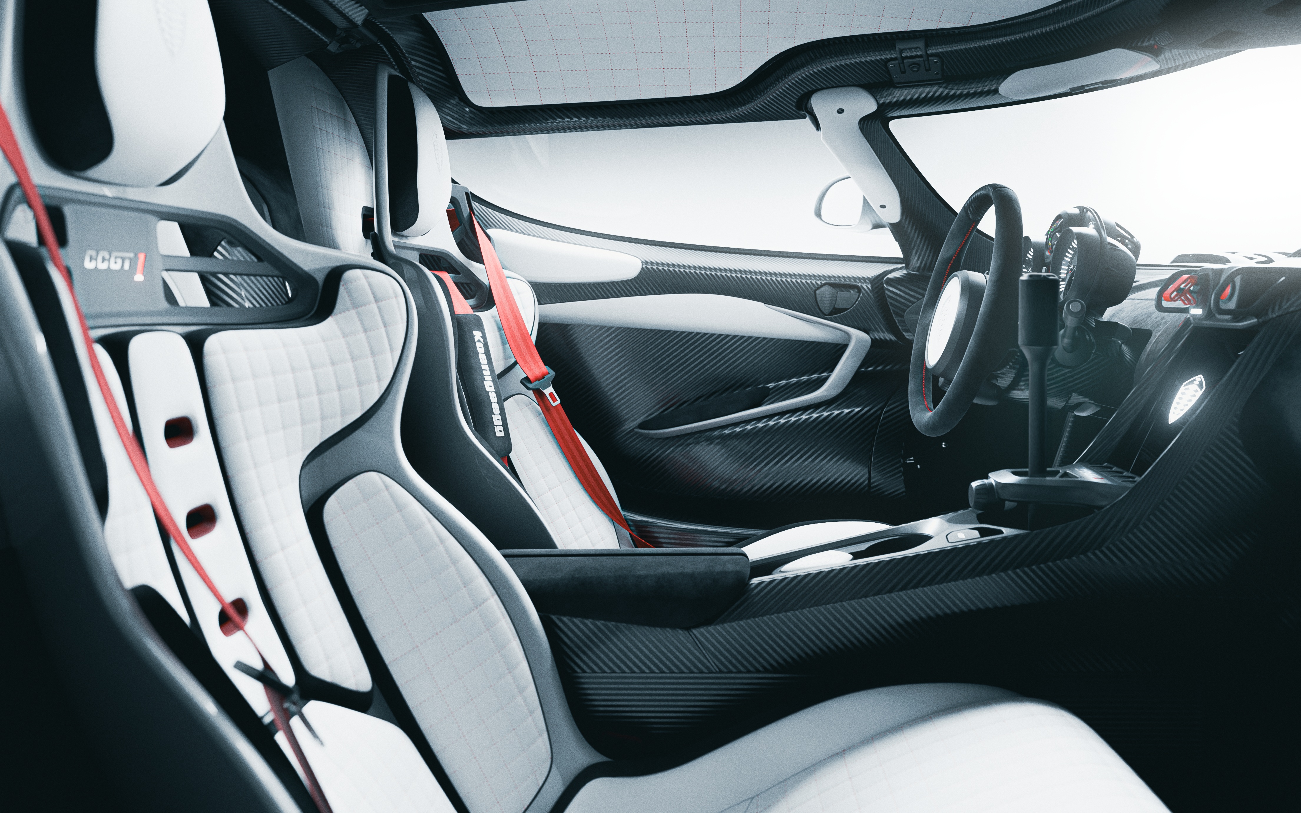 Interior de carro esportivo com bancos de corrida brancos e cinzas, cinto de seguran&ccedil;a vermelho, volante e painel escuros com detalhes em fibra de carbono