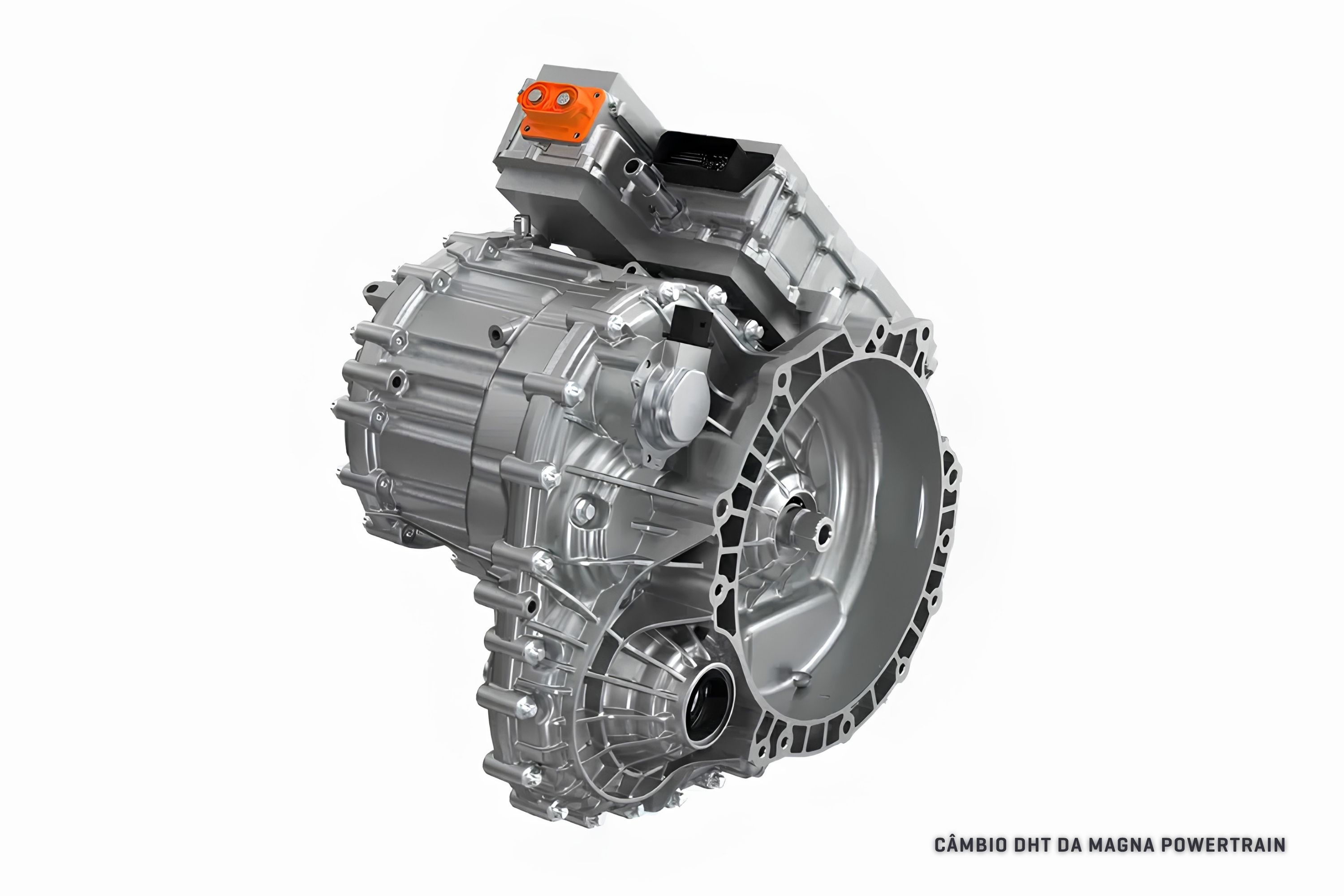 C&acirc;mbio DHT da Magna Powertrain, uma pe&ccedil;a automotiva complexa de metal prateado com detalhes em laranja e preto, em fundo branco