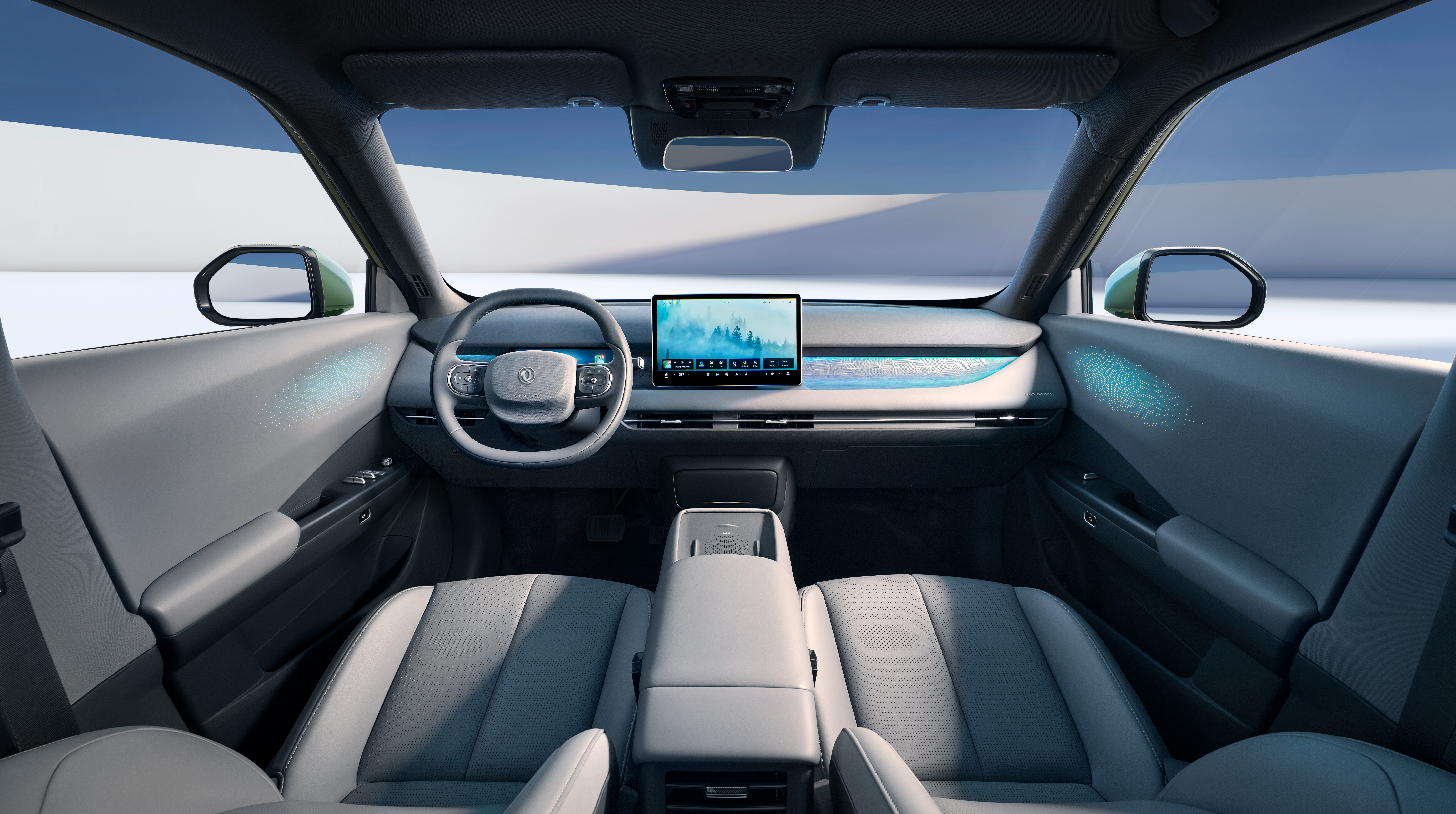 Interior de um carro moderno, com bancos cinza-claros e painel escuro. Um volante minimalista e uma tela central exibem uma paisagem de montanhas nevadas. Detalhes em azul-claro iluminam o painel e as portas, criando uma atmosfera futurista. O exterior vis&iacute;vel pelas janelas &eacute; um cen&aacute;rio branco e azul, sugerindo um ambiente de est&uacute;dio ou neve