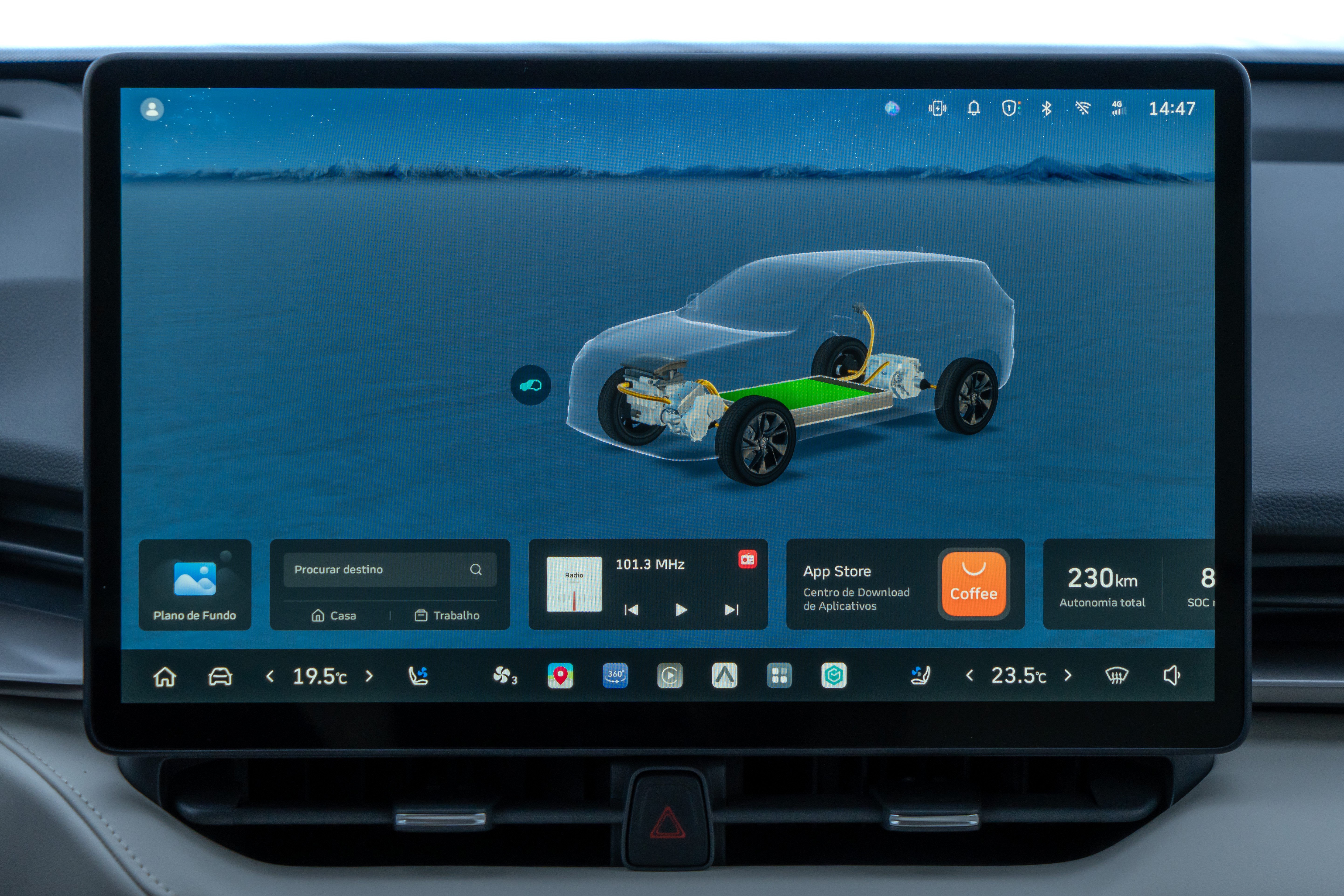 Tela multim&iacute;dia de carro exibindo um ve&iacute;culo el&eacute;trico transparente com bateria verde e motor vis&iacute;veis, sobre um fundo azul. Na parte inferior, &iacute;cones de navega&ccedil;&atilde;o, r&aacute;dio, loja de aplicativos e autonomia de 230 km