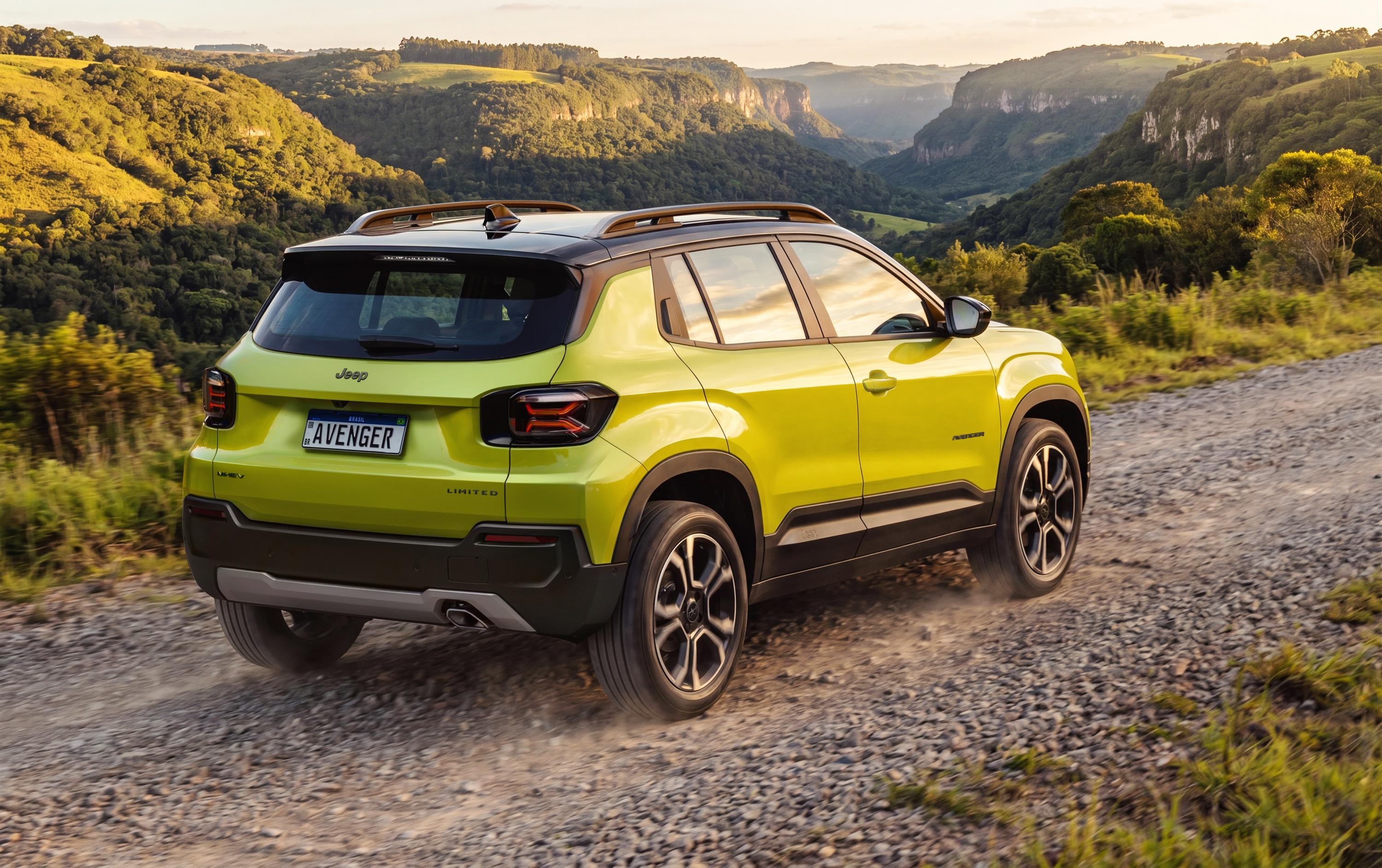 SUV Jeep Avenger amarelo-lim&atilde;o com teto preto, visto de traseira e lateral, em estrada de terra. Ao fundo, vales verdes e montanhas sob c&eacute;u claro