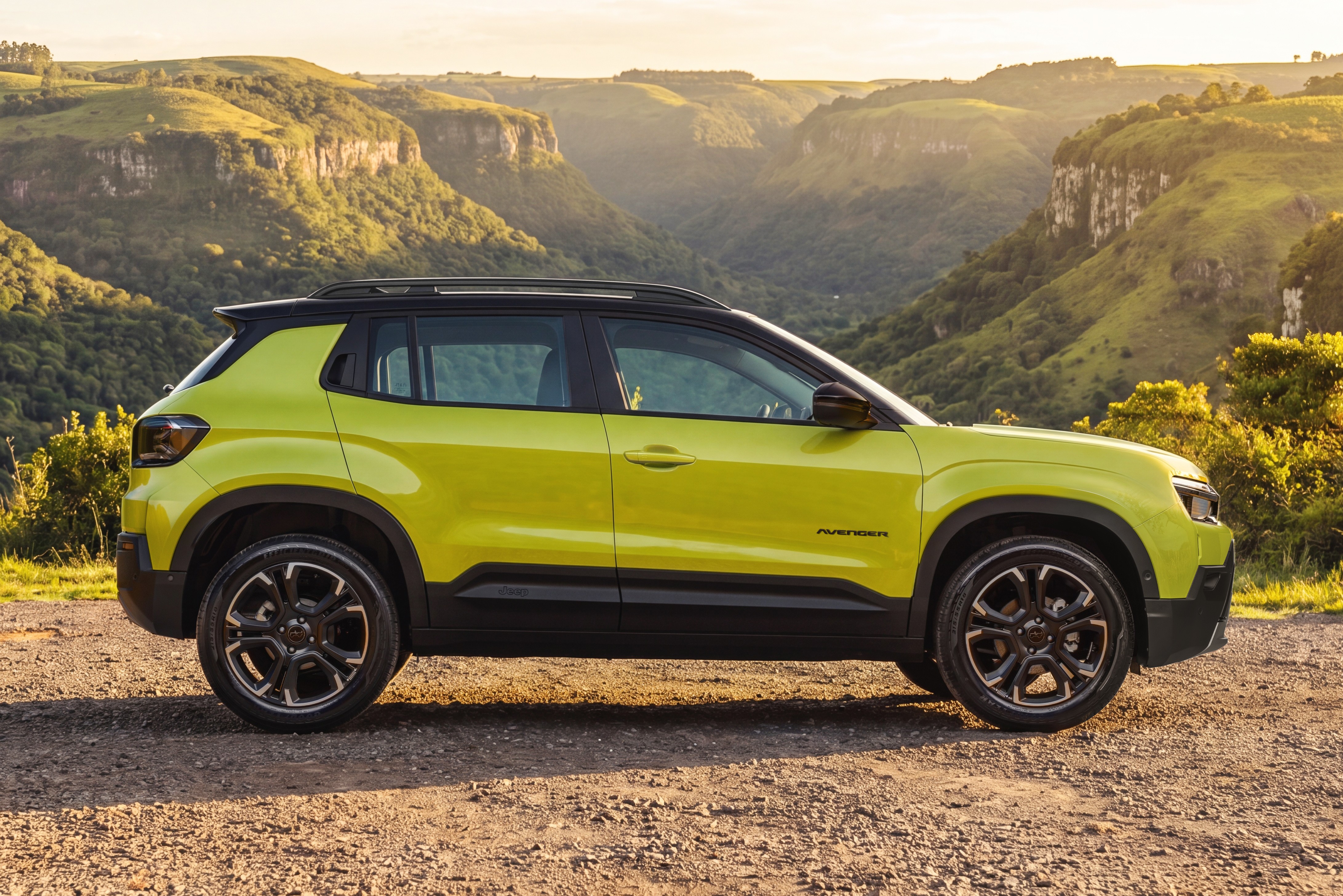 SUV Jeep Avenger amarelo-lim&atilde;o com teto preto, estacionado de perfil em estrada de terra, com montanhas verdes e c&eacute;u claro ao fundo