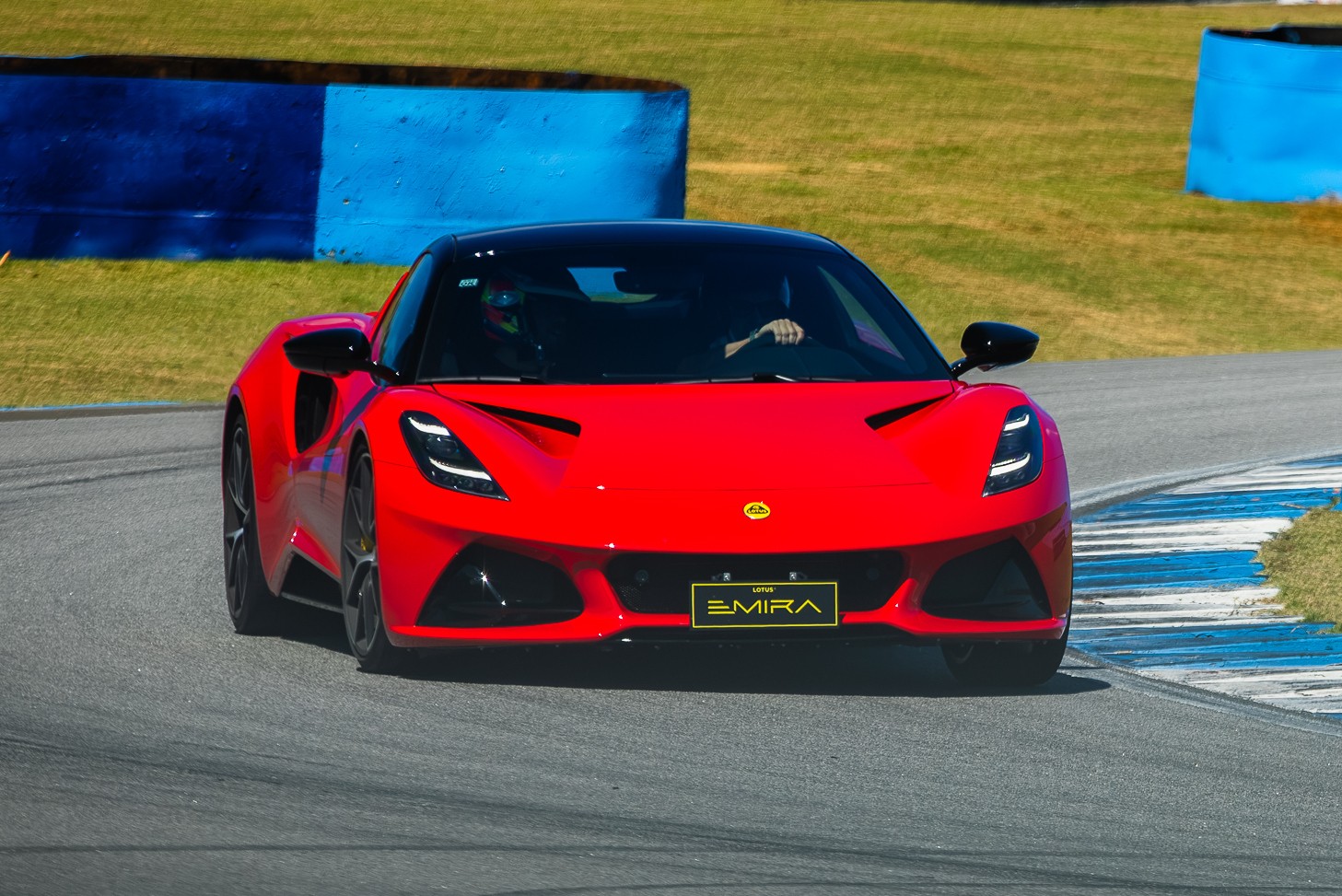 Lotus anuncia preços no Brasil e elétricos são mais baratos que esportivos a combustão