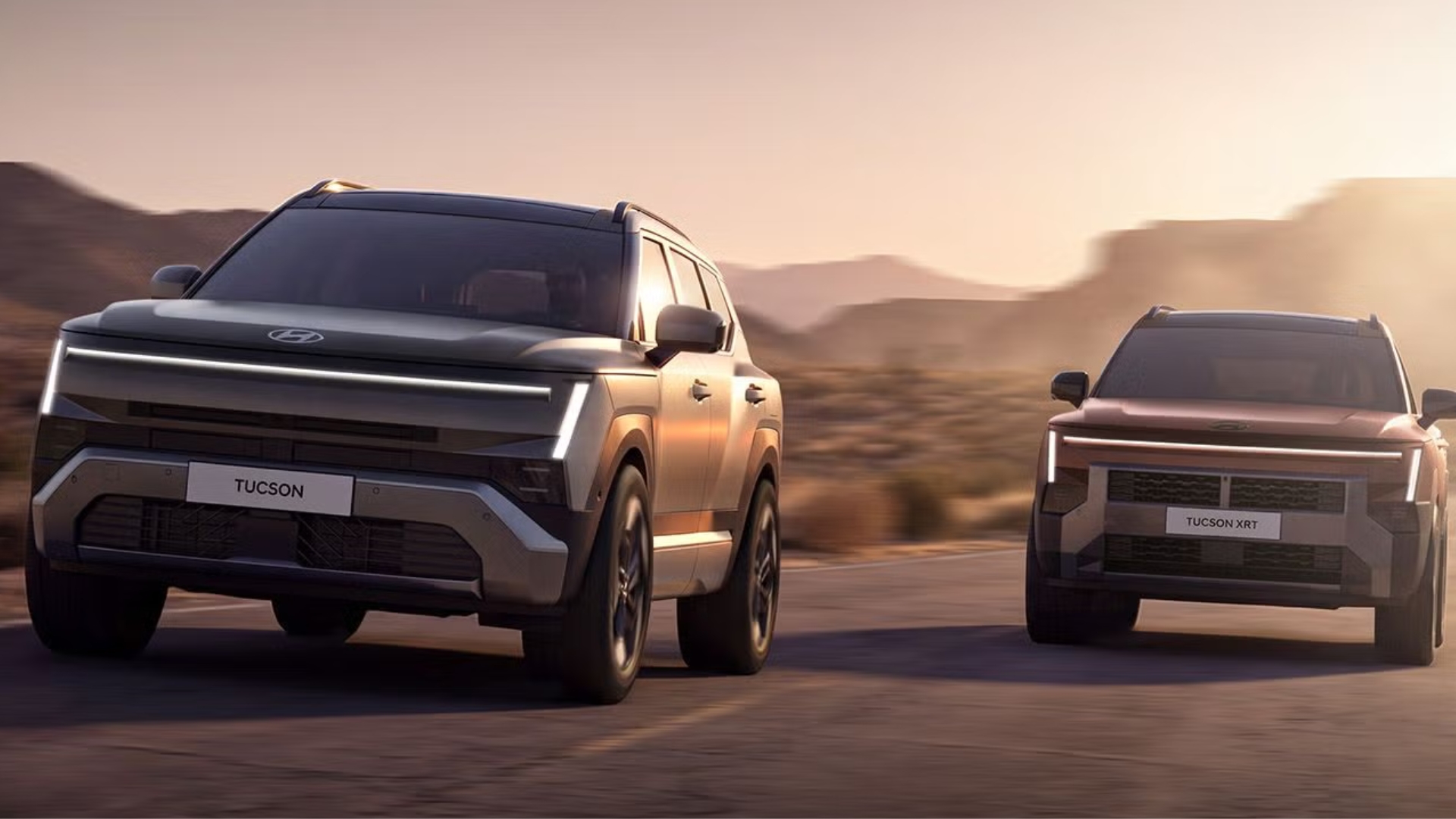Dois SUVs Hyundai Tucson, um cinza escuro e outro marrom, trafegam em uma estrada des&eacute;rtica ao p&ocirc;r do sol, com montanhas ao fundo