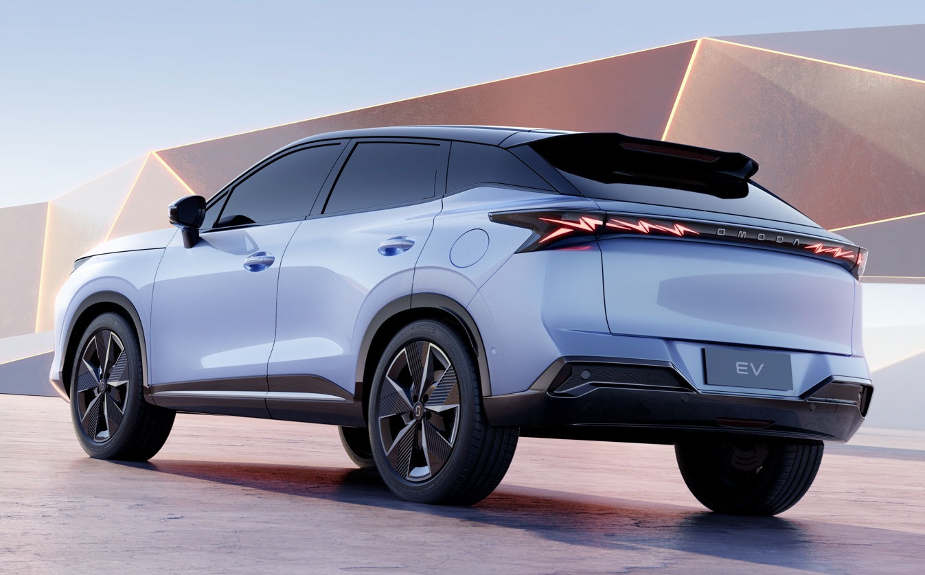 SUV el&eacute;trico azul claro com teto preto, visto de tr&aacute;s e lateral, parado em uma superf&iacute;cie cinza. As lanternas traseiras em LED formam um padr&atilde;o de raios, e a placa exibe EV. Ao fundo, formas geom&eacute;tricas em tons de bege e laranja sob um c&eacute;u claro