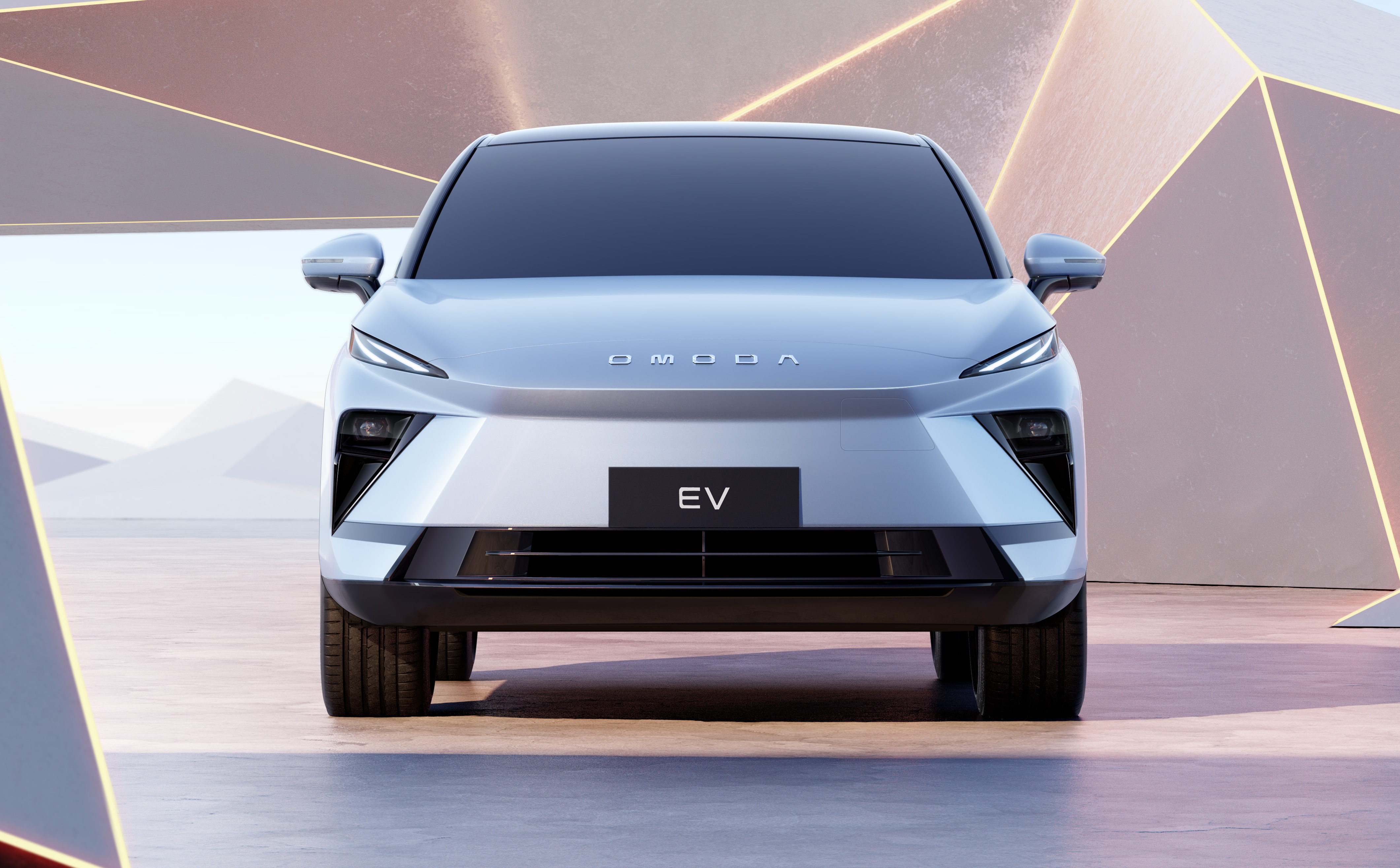 Carro el&eacute;trico branco prateado, modelo OMODA, com design futurista e linhas angulares, em um cen&aacute;rio abstrato com formas geom&eacute;tricas iluminadas em tons de bege e laranja