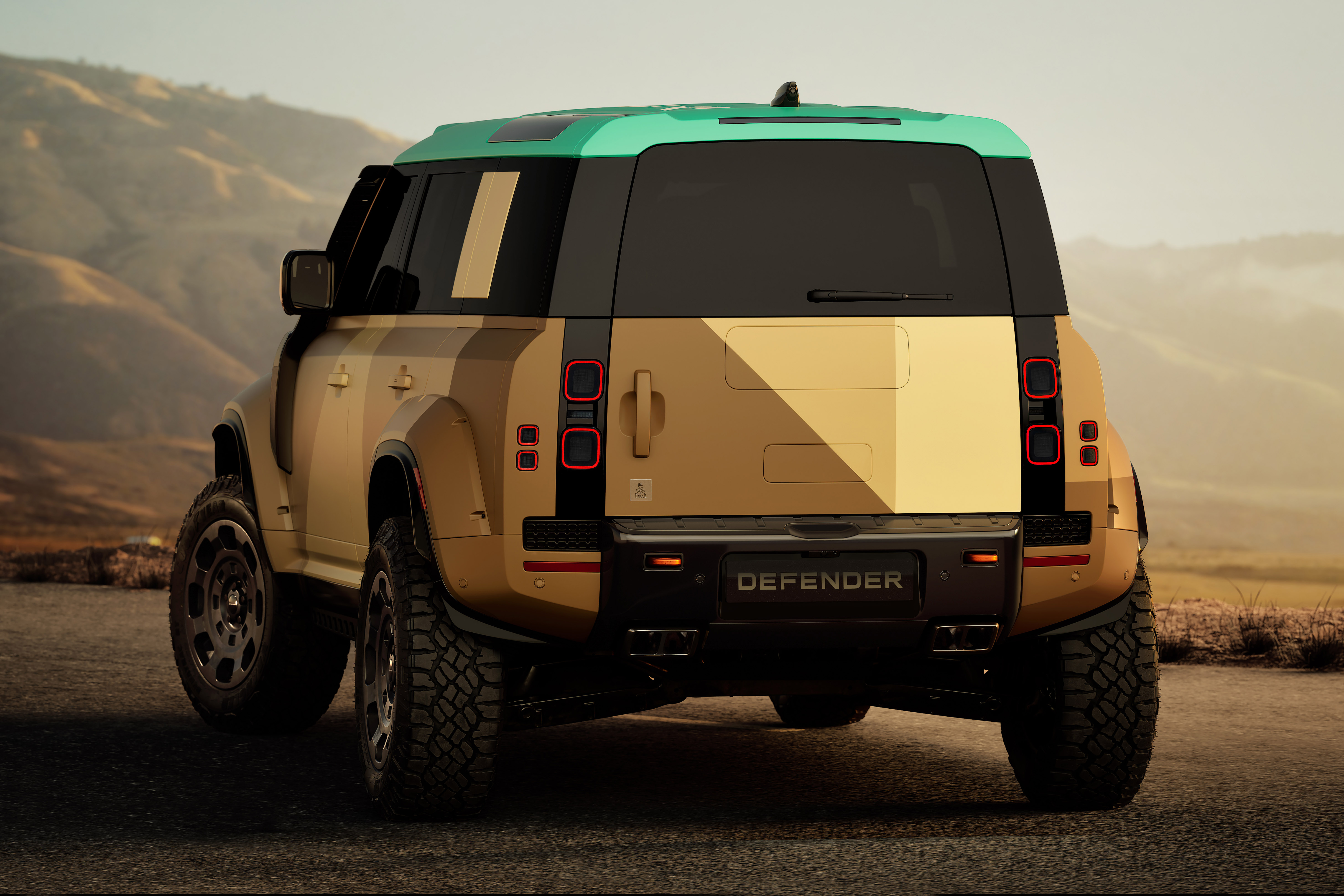 Traseira de um Land Rover Defender bege com teto verde-&aacute;gua, estacionado em uma estrada de terra com montanhas ao fundo