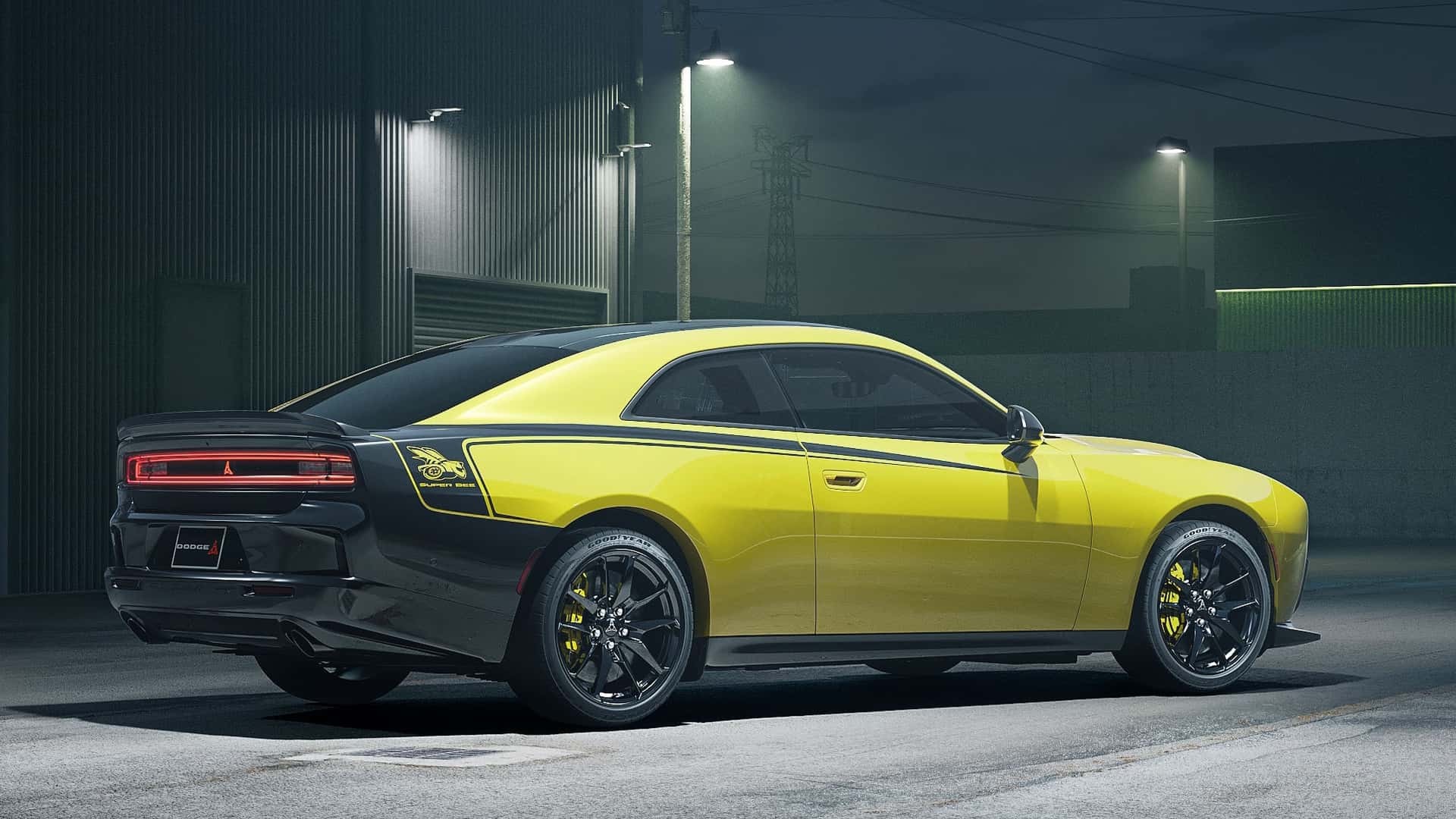 Carro esportivo Dodge Charger amarelo e preto, visto de tr&aacute;s e lateral, com faixas pretas no teto e laterais, e um emblema de abelha amarela na traseira. As lanternas traseiras est&atilde;o acesas em vermelho, e as rodas pretas t&ecirc;m pin&ccedil;as de freio amarelas. O ve&iacute;culo est&aacute; estacionado em uma rua escura, com ilumina&ccedil;&atilde;o de postes e um pr&eacute;dio ao fundo