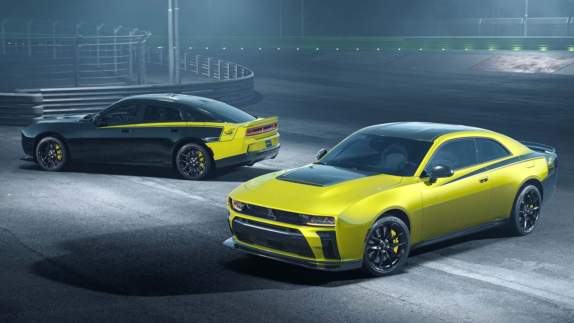 Dois carros esportivos, um cup&ecirc; amarelo e preto em primeiro plano e um sed&atilde; preto e amarelo ao fundo, em uma pista de corrida noturna. O cup&ecirc; tem faixas pretas e o sed&atilde; faixas amarelas, ambos com rodas escuras e pin&ccedil;as de freio amarelas. A pista &eacute; escura com ilumina&ccedil;&atilde;o suave e grades de prote&ccedil;&atilde;o ao fundo